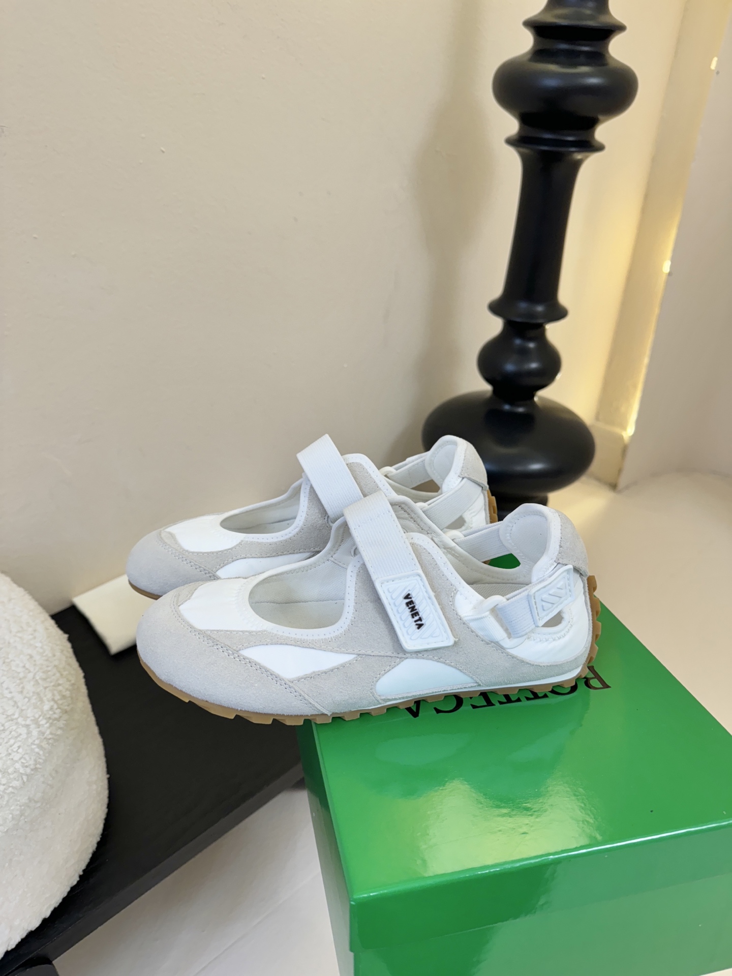 Bottega Venet*26ss早春新款圆头魔术贴玛丽珍休闲鞋将芭蕾平底鞋的柔美轮廓与玛丽珍鞋的绑带