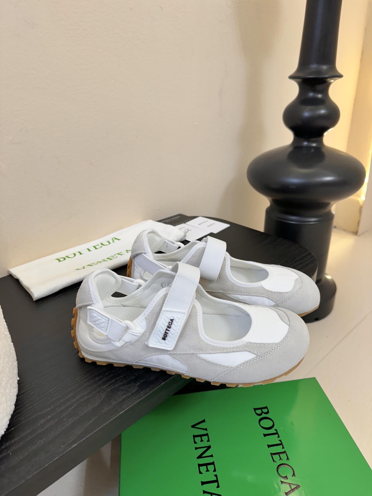 Bottega Venet*26ss早春新款圆头魔术贴玛丽珍休闲鞋将芭蕾平底鞋的柔美轮廓与玛丽珍鞋的绑带