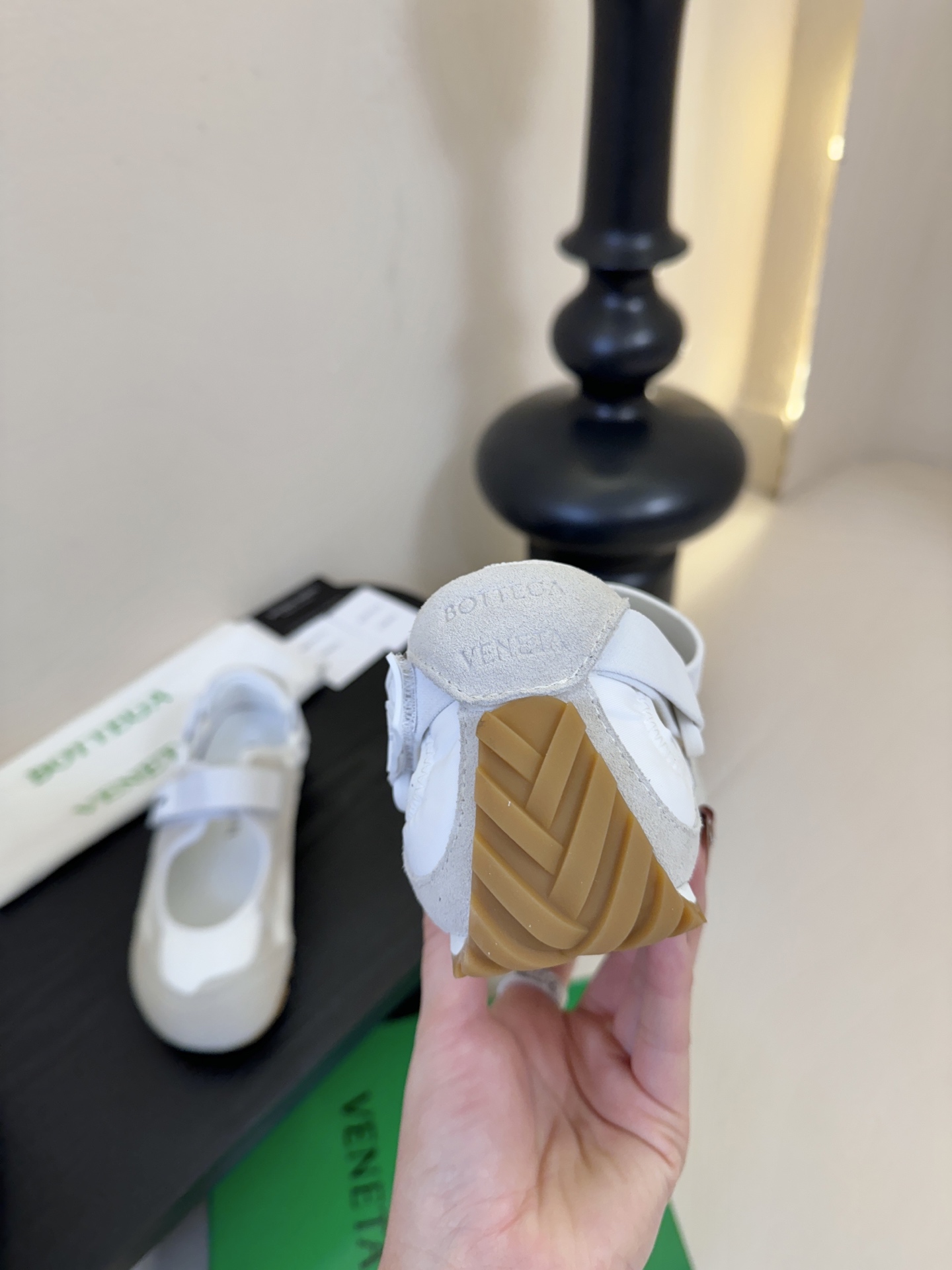 Bottega Venet*26ss早春新款圆头魔术贴玛丽珍休闲鞋将芭蕾平底鞋的柔美轮廓与玛丽珍鞋的绑带