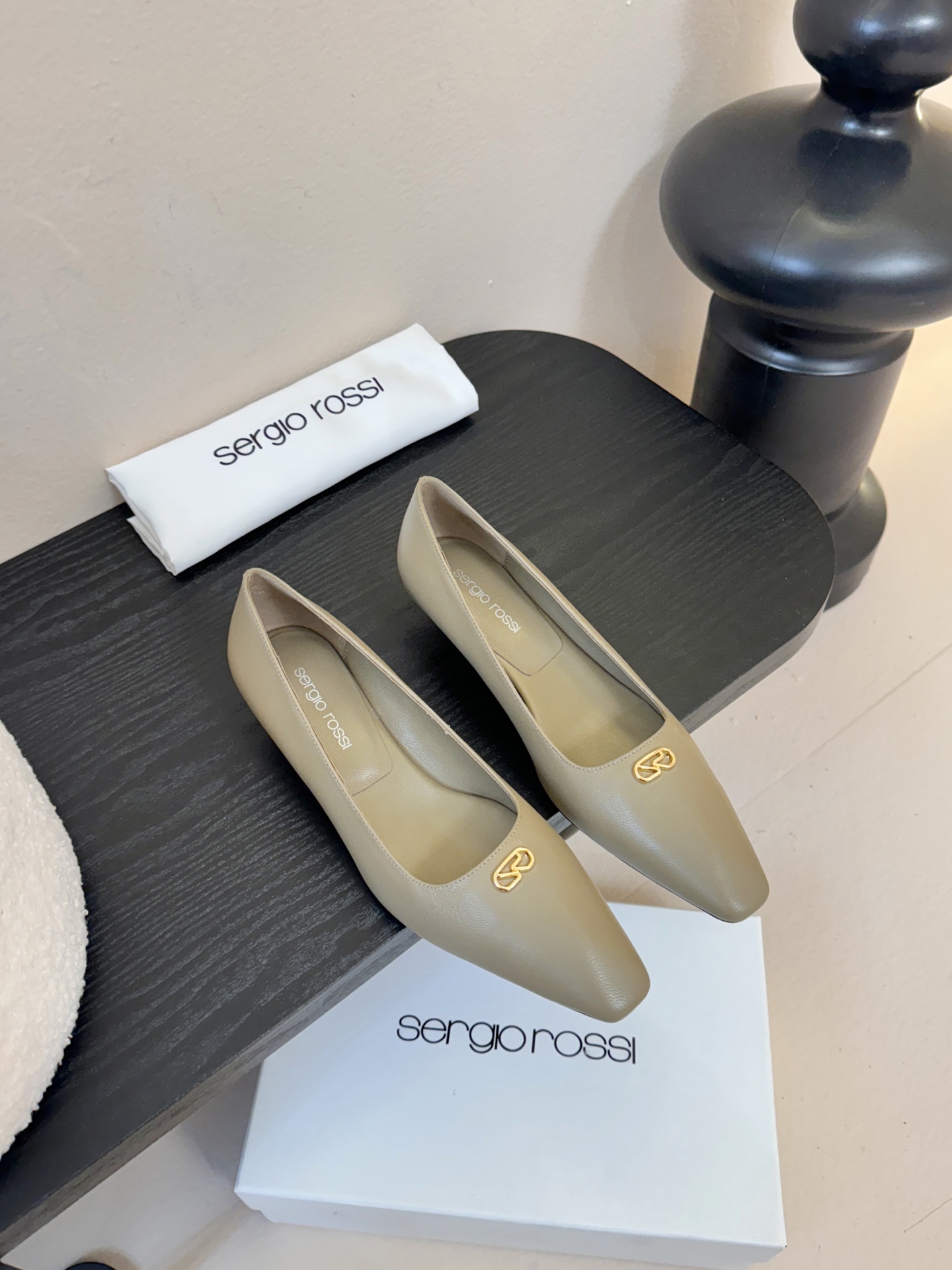 Sergio Rossi 塞乔•罗西 「Sr Diani」最新系列凉鞋純手工製作的金屬裝飾獨特風格更顯品