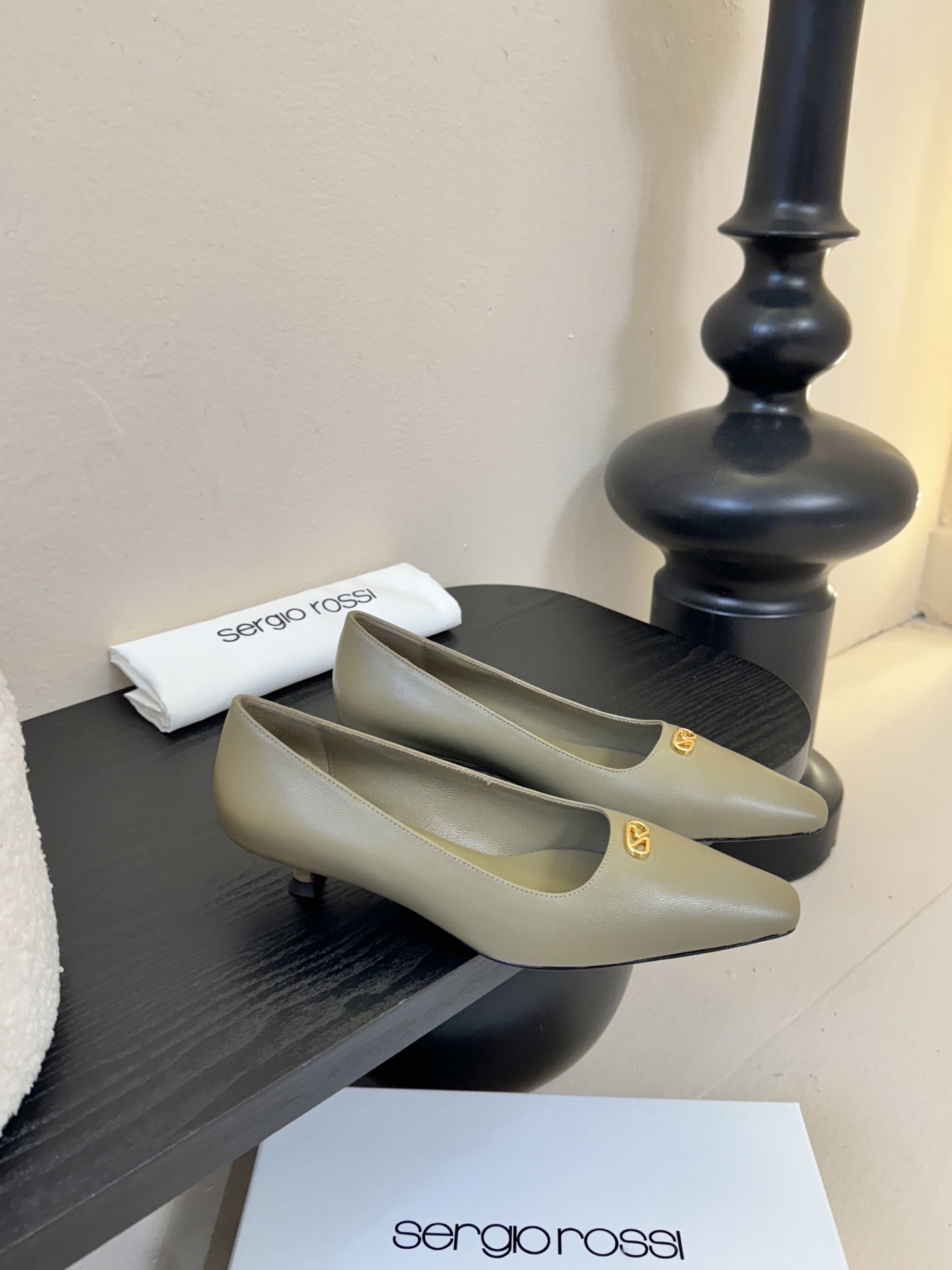 Sergio Rossi 塞乔•罗西 「Sr Diani」最新系列凉鞋純手工製作的金屬裝飾獨特風格更顯品