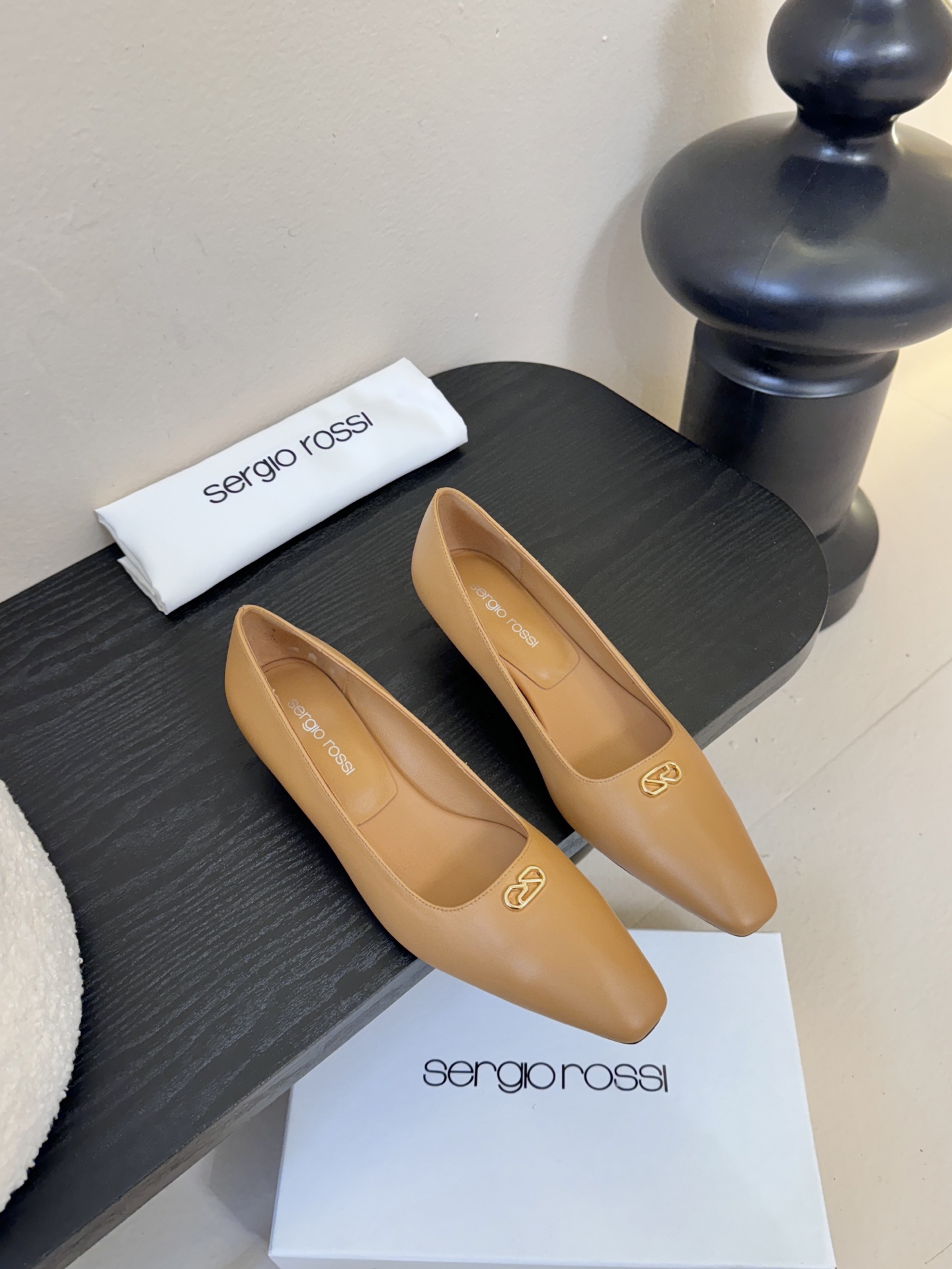 Sergio Rossi 塞乔•罗西 「Sr Diani」最新系列凉鞋純手工製作的金屬裝飾獨特風格更顯品