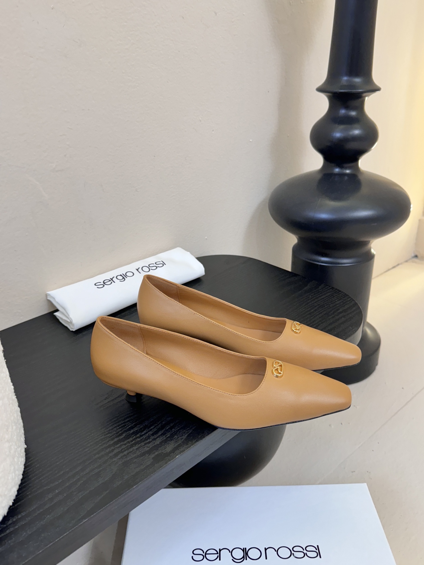 Sergio Rossi 塞乔•罗西 「Sr Diani」最新系列凉鞋純手工製作的金屬裝飾獨特風格更顯品