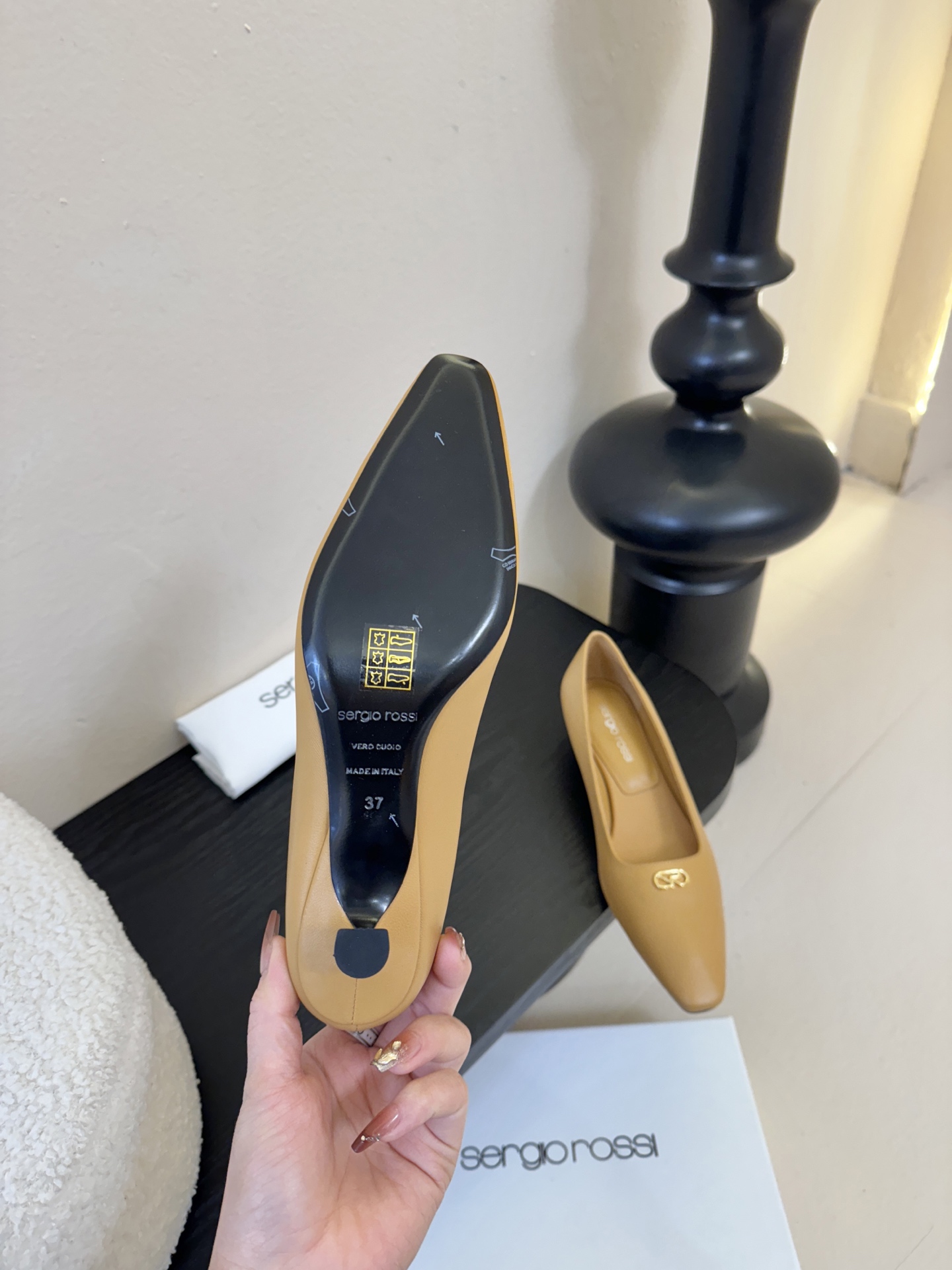 Sergio Rossi 塞乔•罗西 「Sr Diani」最新系列凉鞋純手工製作的金屬裝飾獨特風格更顯品