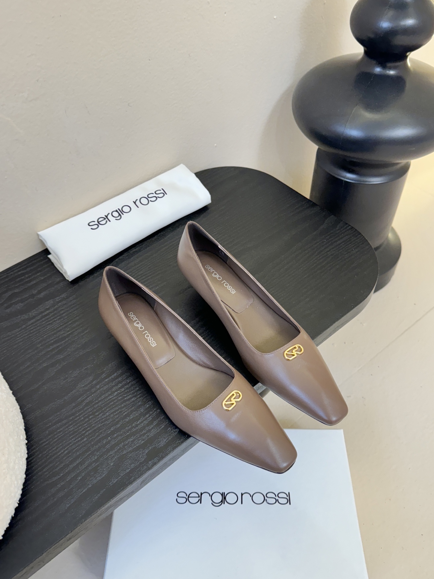 Sergio Rossi 塞乔•罗西 「Sr Diani」最新系列凉鞋純手工製作的金屬裝飾獨特風格更顯品