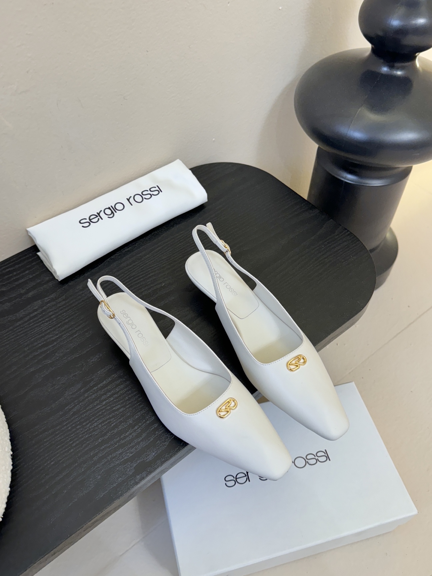 Sergio Rossi 塞乔•罗西 「Sr Diani」最新系列凉鞋純手工製作的金屬裝飾獨特風格更顯品