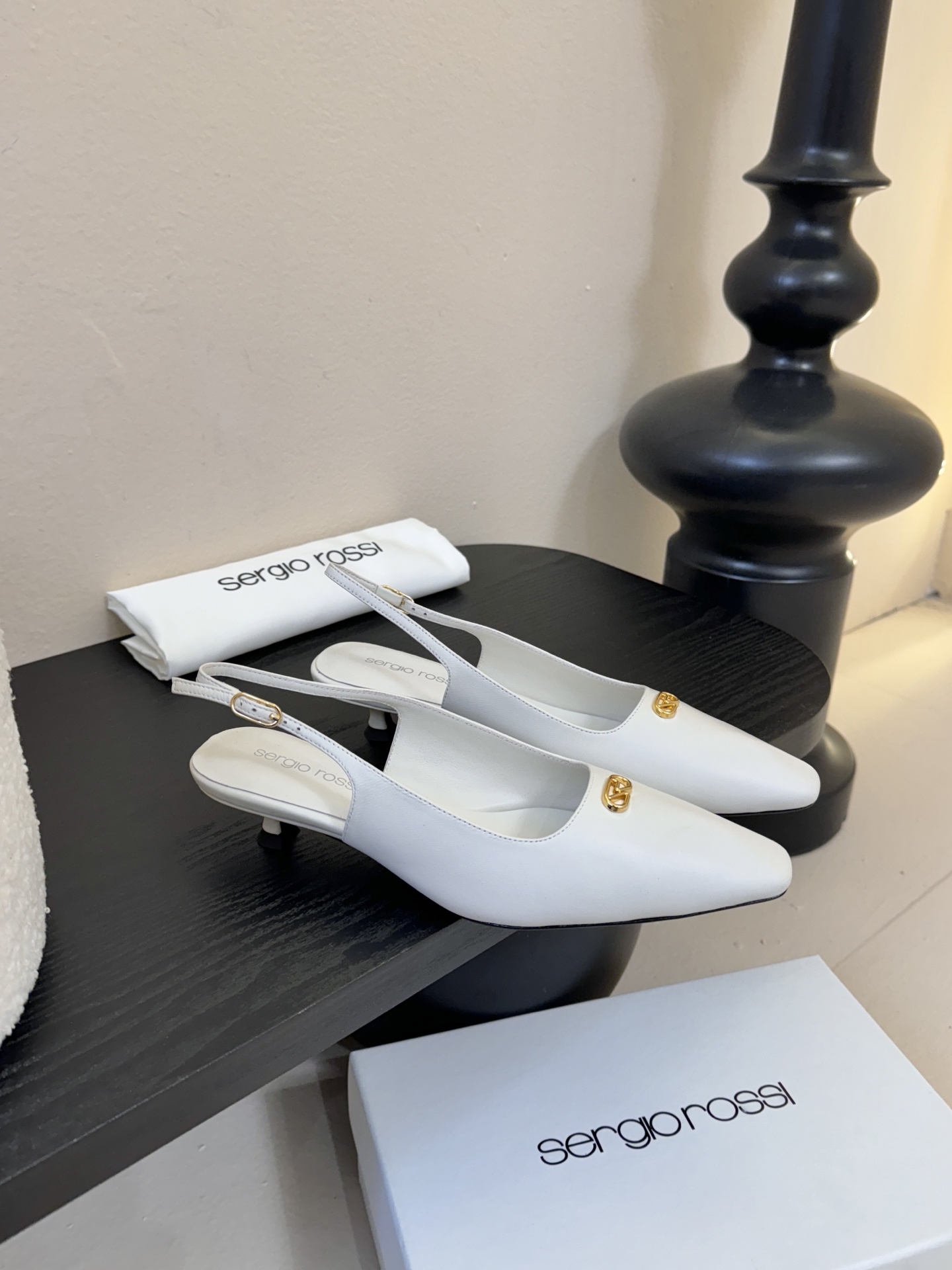 Sergio Rossi 塞乔•罗西 「Sr Diani」最新系列凉鞋純手工製作的金屬裝飾獨特風格更顯品