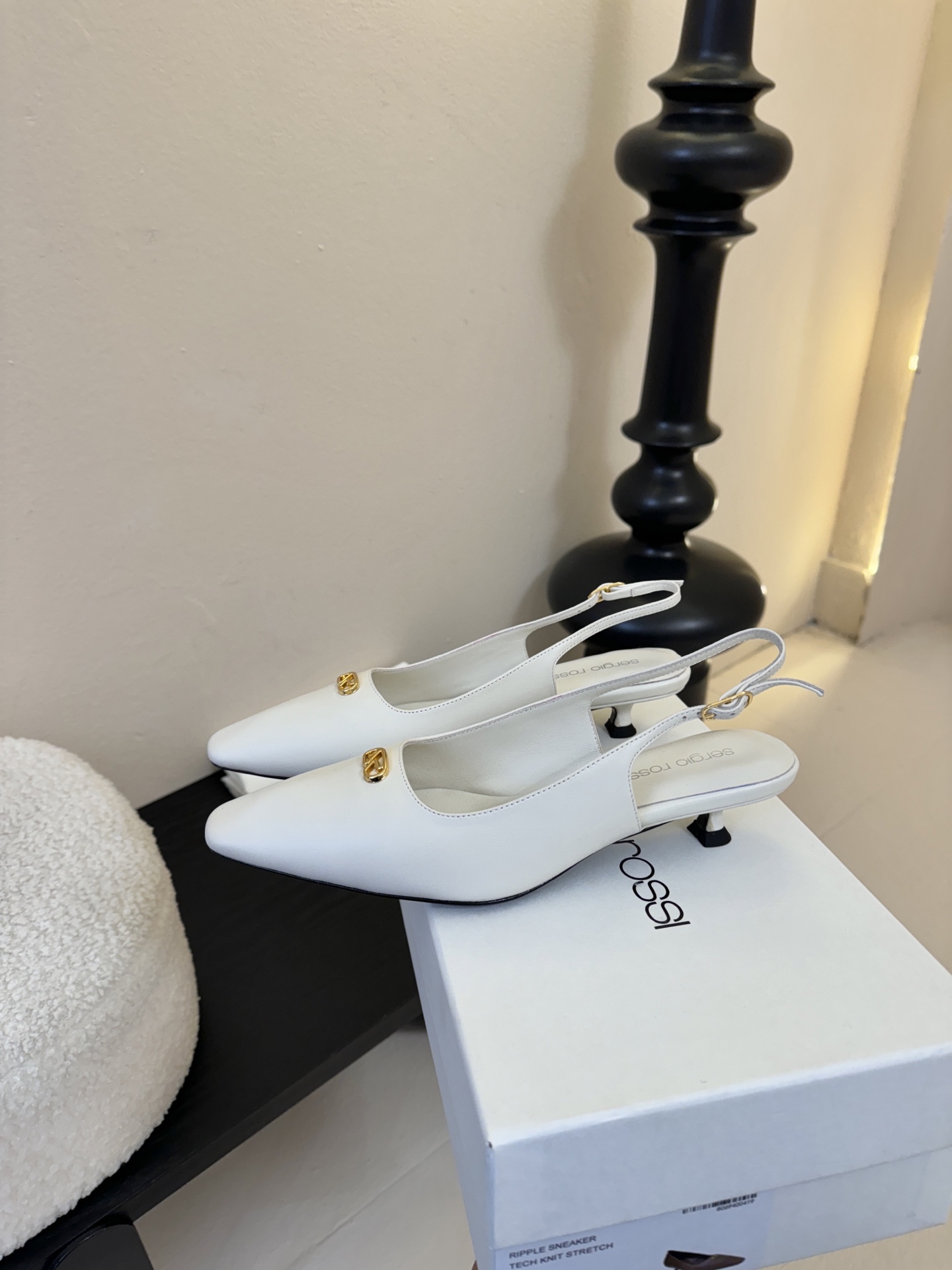 Sergio Rossi 塞乔•罗西 「Sr Diani」最新系列凉鞋純手工製作的金屬裝飾獨特風格更顯品