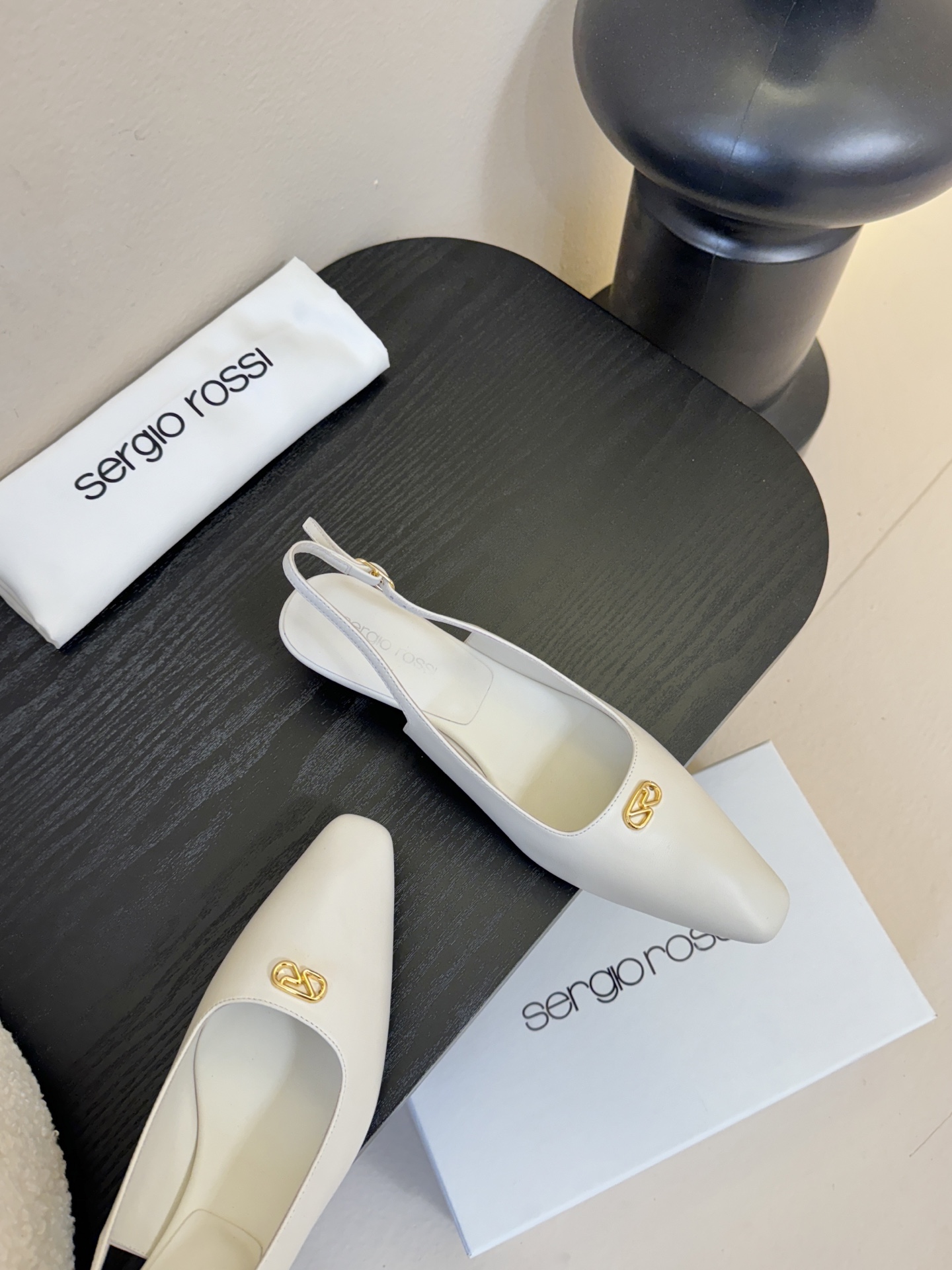 Sergio Rossi 塞乔•罗西 「Sr Diani」最新系列凉鞋純手工製作的金屬裝飾獨特風格更顯品