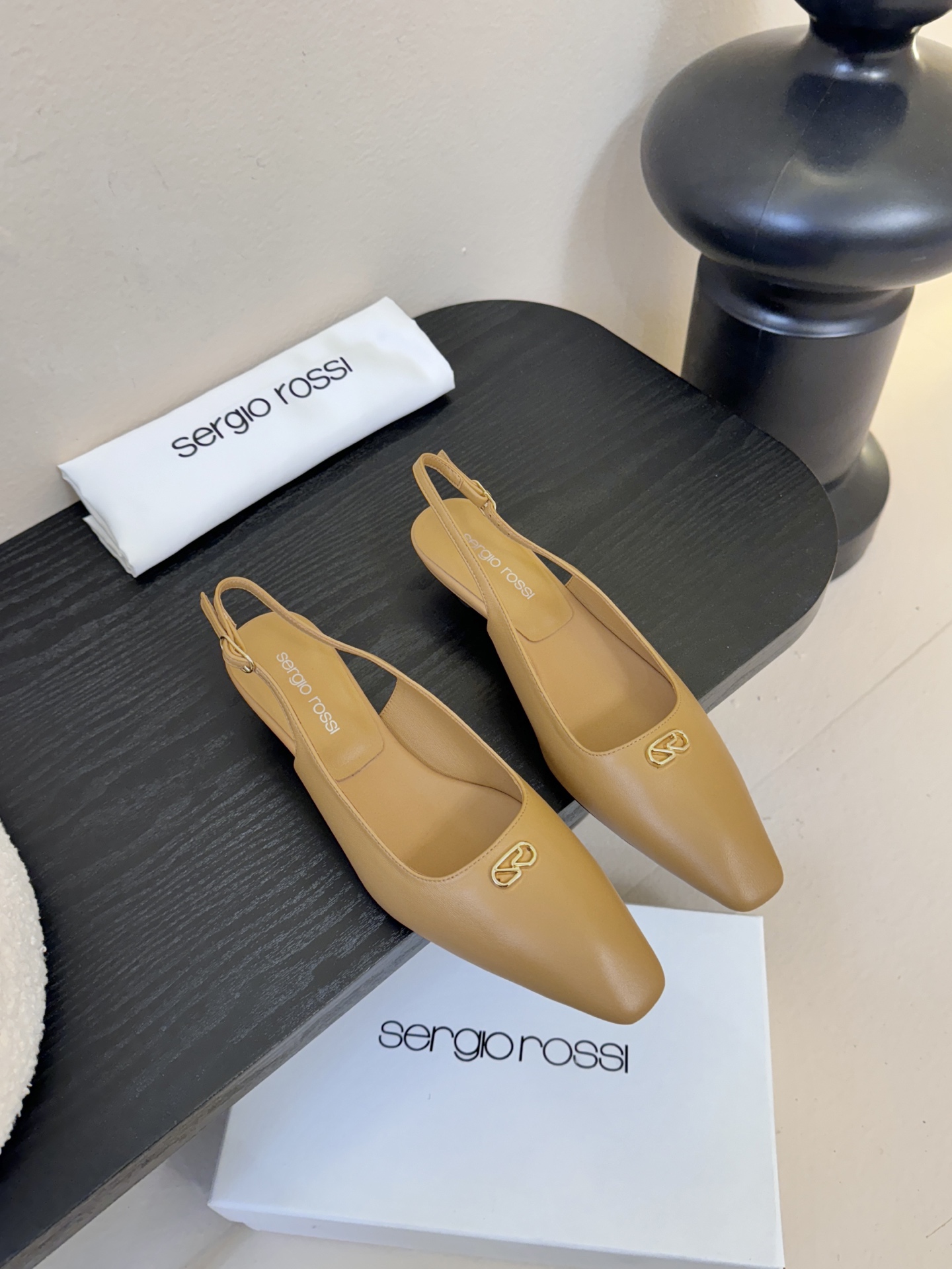 Sergio Rossi 塞乔•罗西 「Sr Diani」最新系列凉鞋純手工製作的金屬裝飾獨特風格更顯品