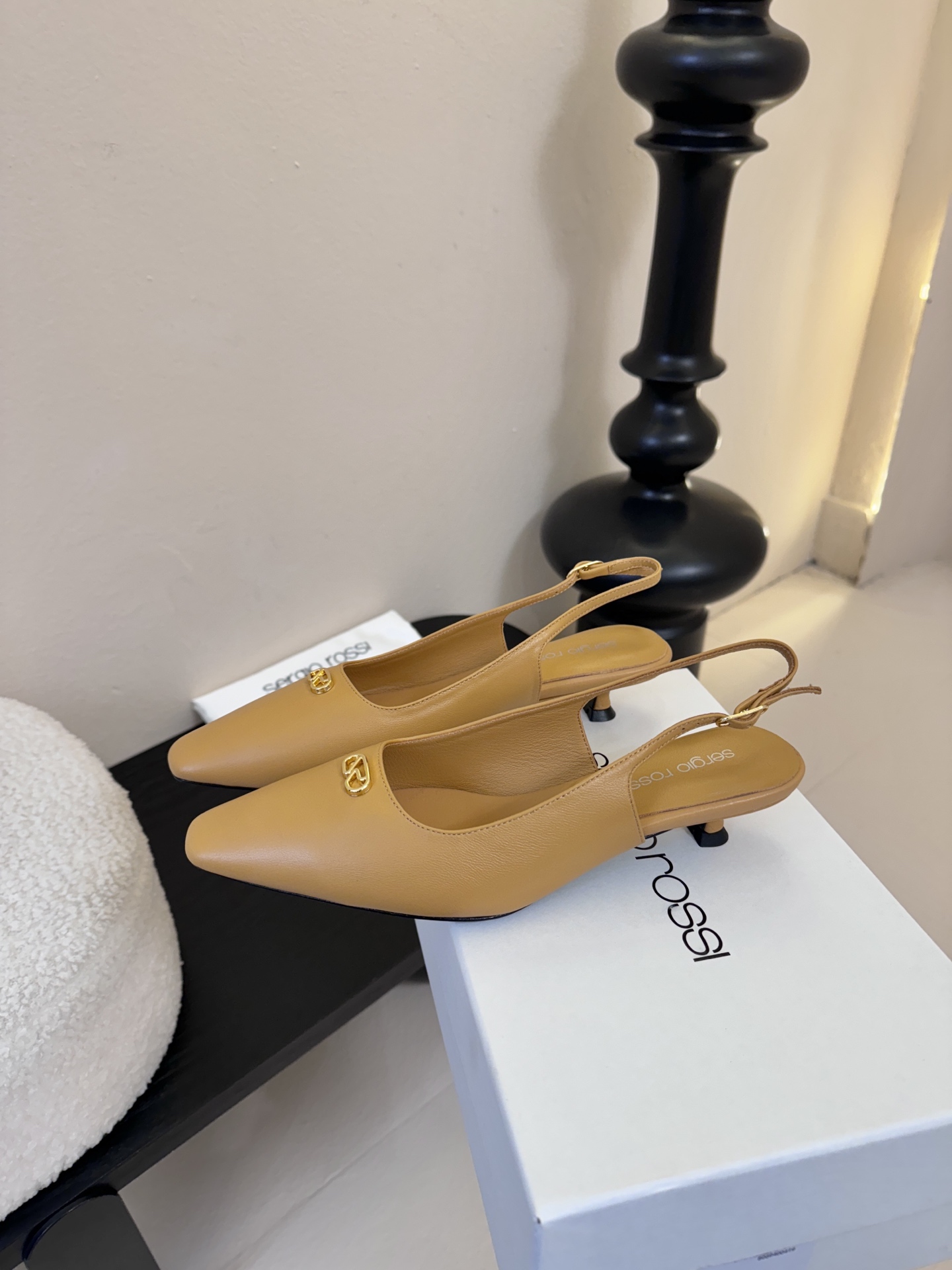 Sergio Rossi 塞乔•罗西 「Sr Diani」最新系列凉鞋純手工製作的金屬裝飾獨特風格更顯品