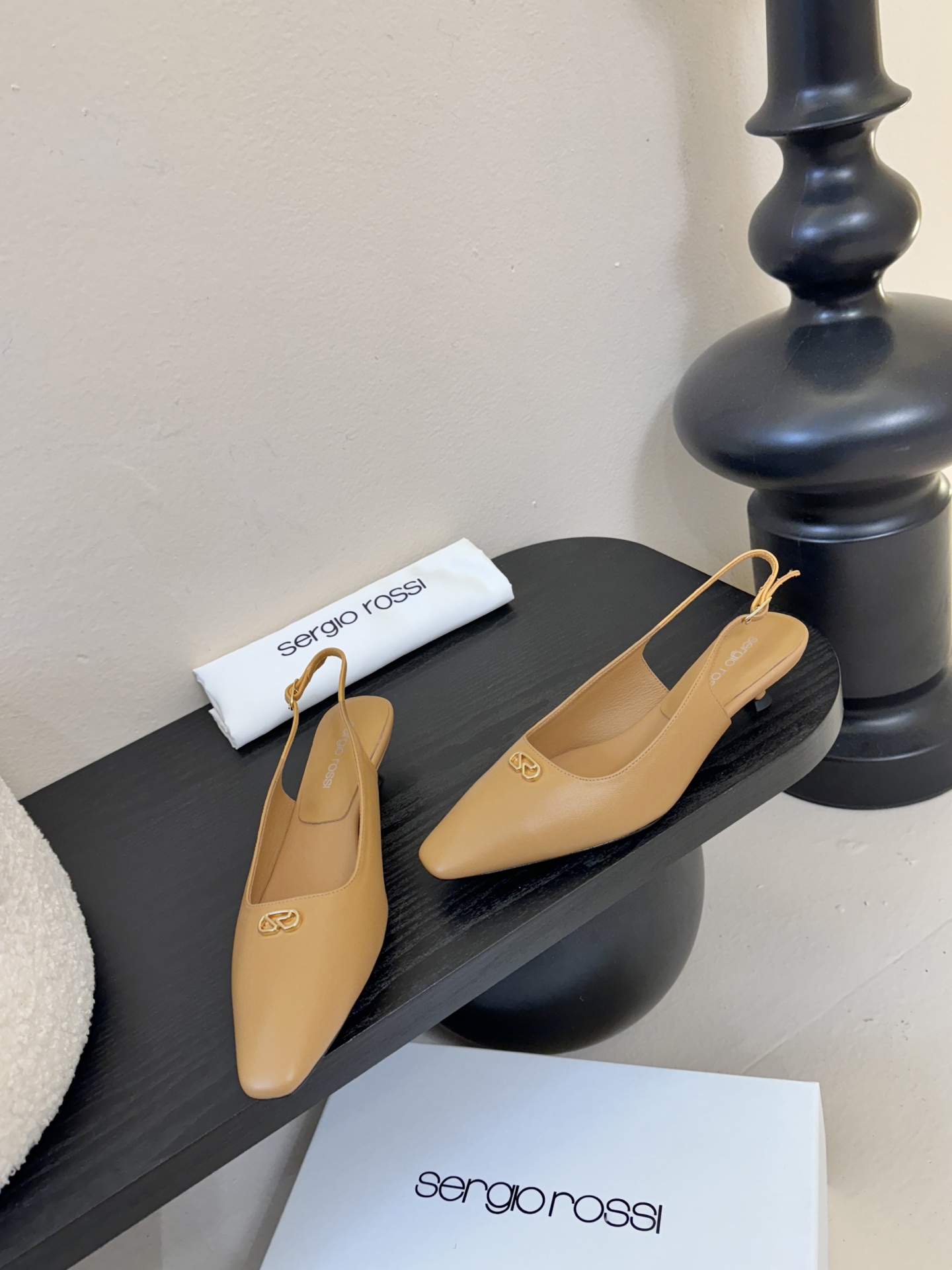 Sergio Rossi 塞乔•罗西 「Sr Diani」最新系列凉鞋純手工製作的金屬裝飾獨特風格更顯品