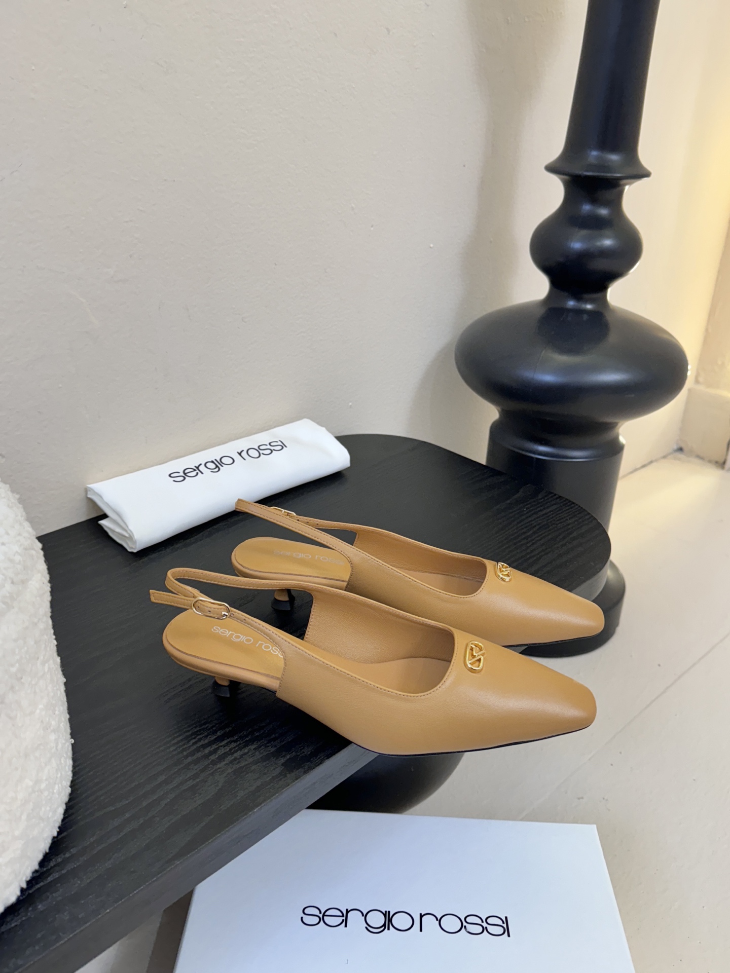 Sergio Rossi 塞乔•罗西 「Sr Diani」最新系列凉鞋純手工製作的金屬裝飾獨特風格更顯品