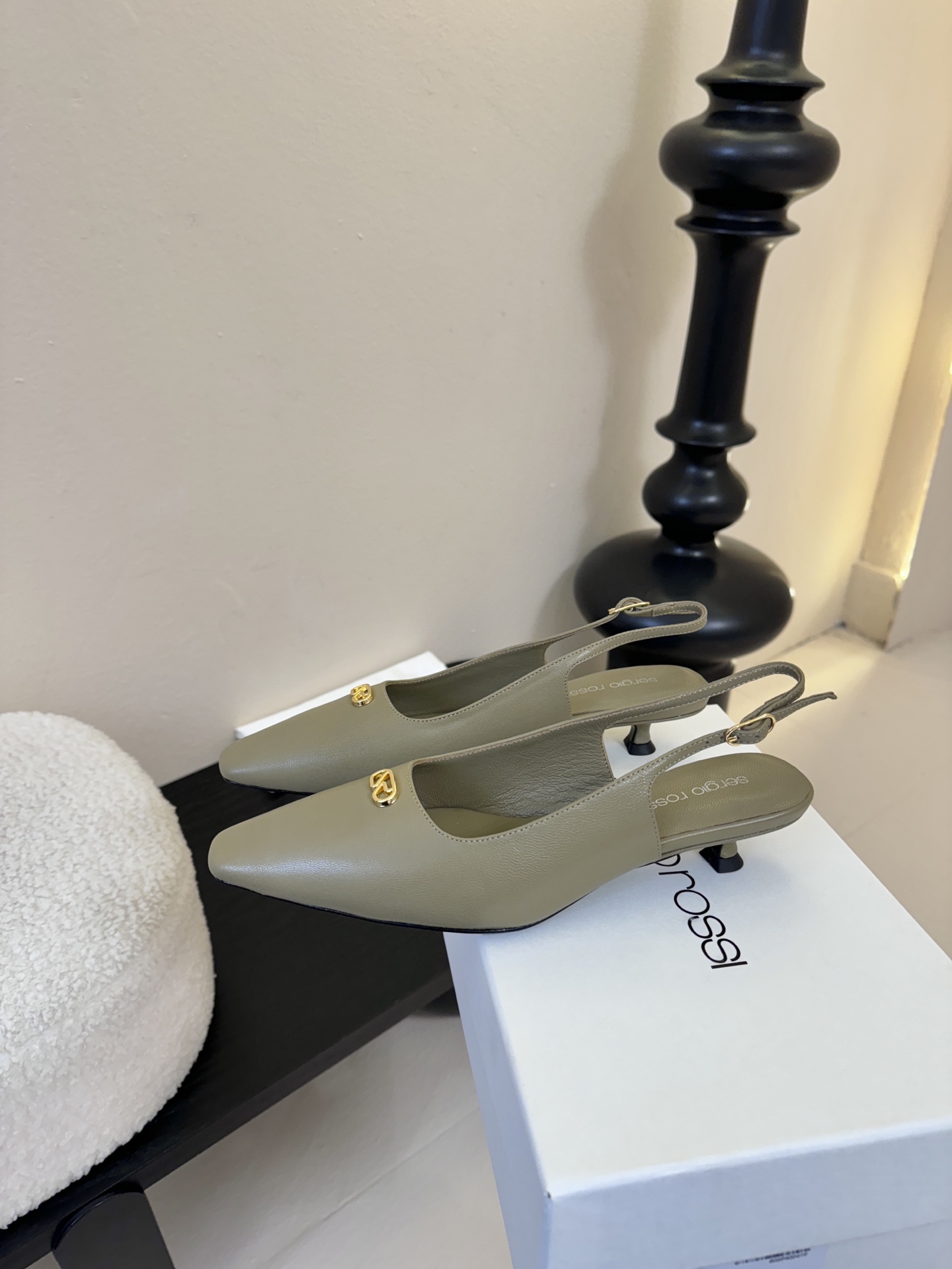 Sergio Rossi 塞乔•罗西 「Sr Diani」最新系列凉鞋純手工製作的金屬裝飾獨特風格更顯品