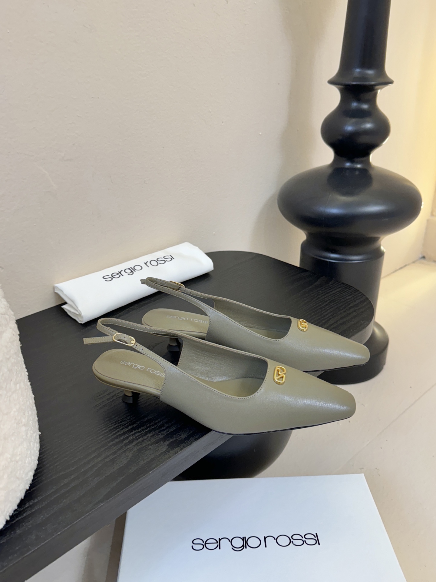 Sergio Rossi 塞乔•罗西 「Sr Diani」最新系列凉鞋純手工製作的金屬裝飾獨特風格更顯品