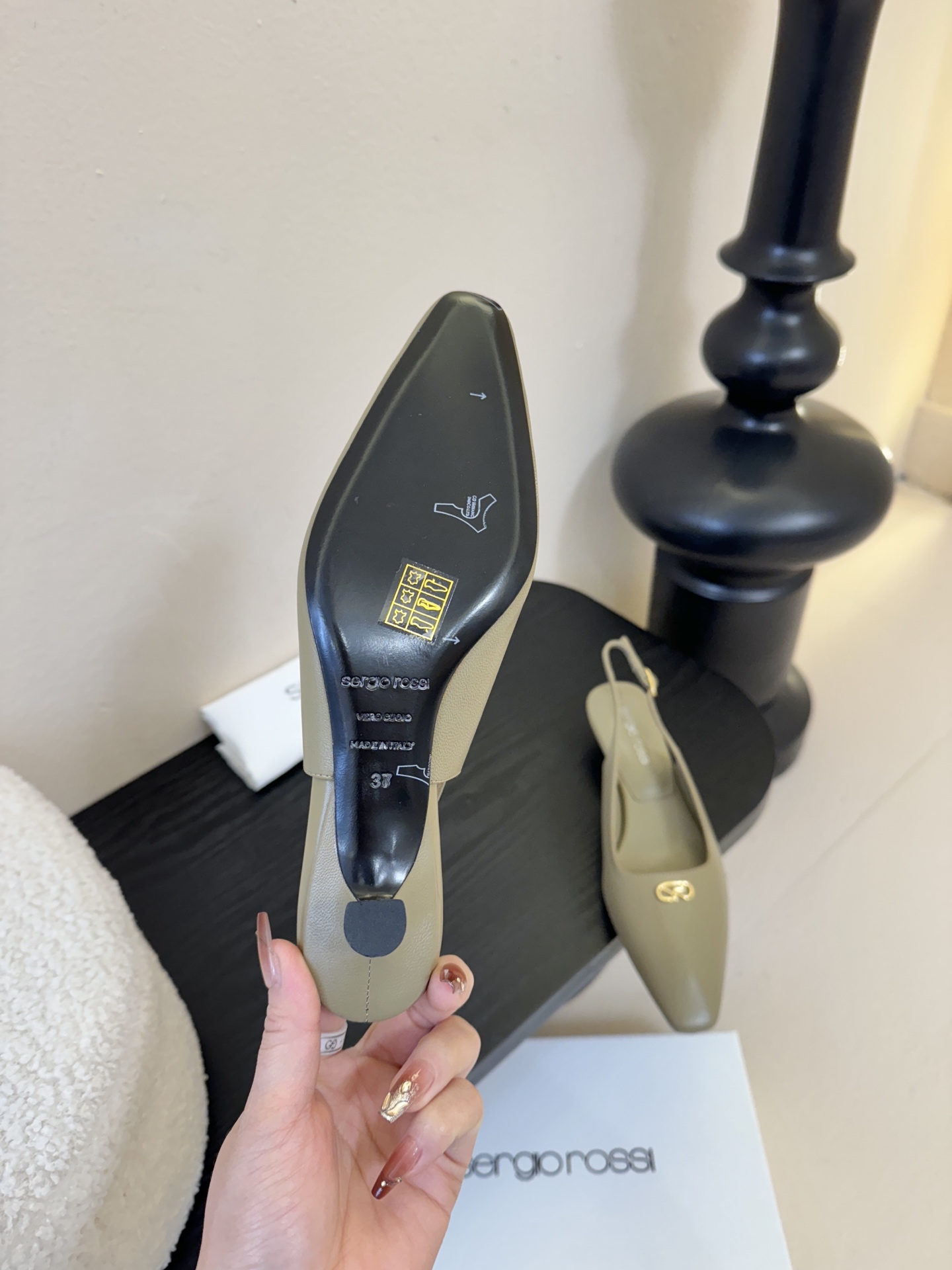 Sergio Rossi 塞乔•罗西 「Sr Diani」最新系列凉鞋純手工製作的金屬裝飾獨特風格更顯品