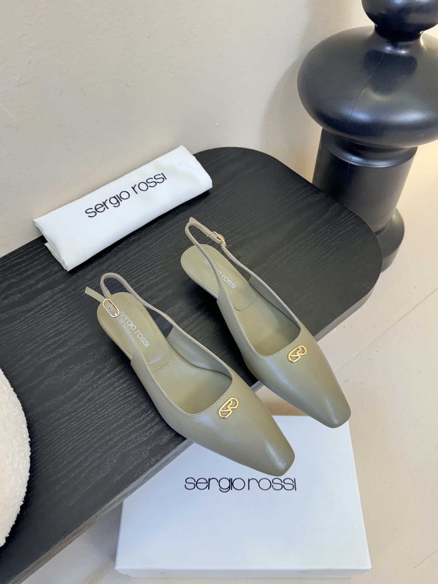 Sergio Rossi 塞乔•罗西 「Sr Diani」最新系列凉鞋純手工製作的金屬裝飾獨特風格更顯品