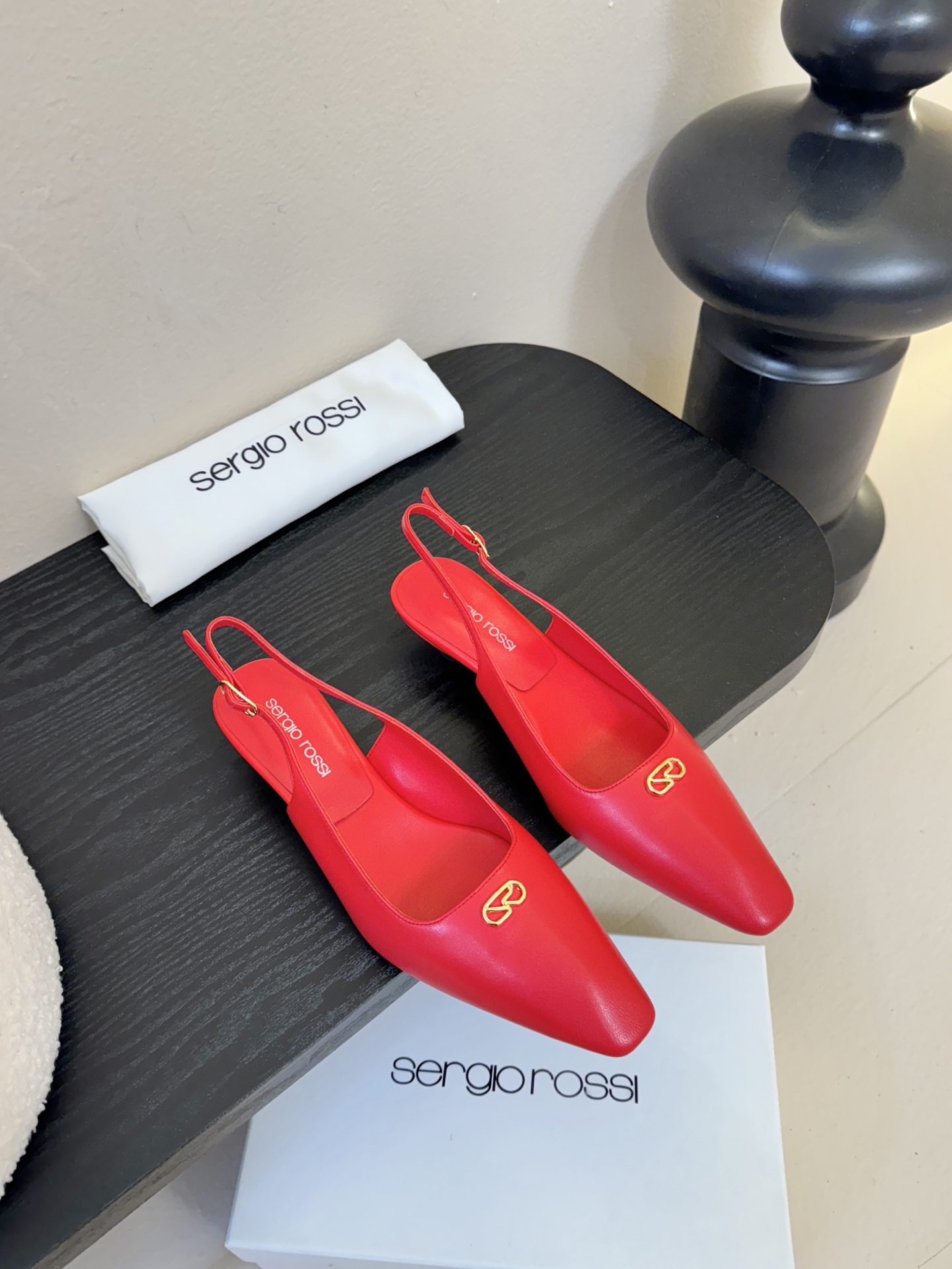 Sergio Rossi 塞乔•罗西 「Sr Diani」最新系列凉鞋純手工製作的金屬裝飾獨特風格更顯品