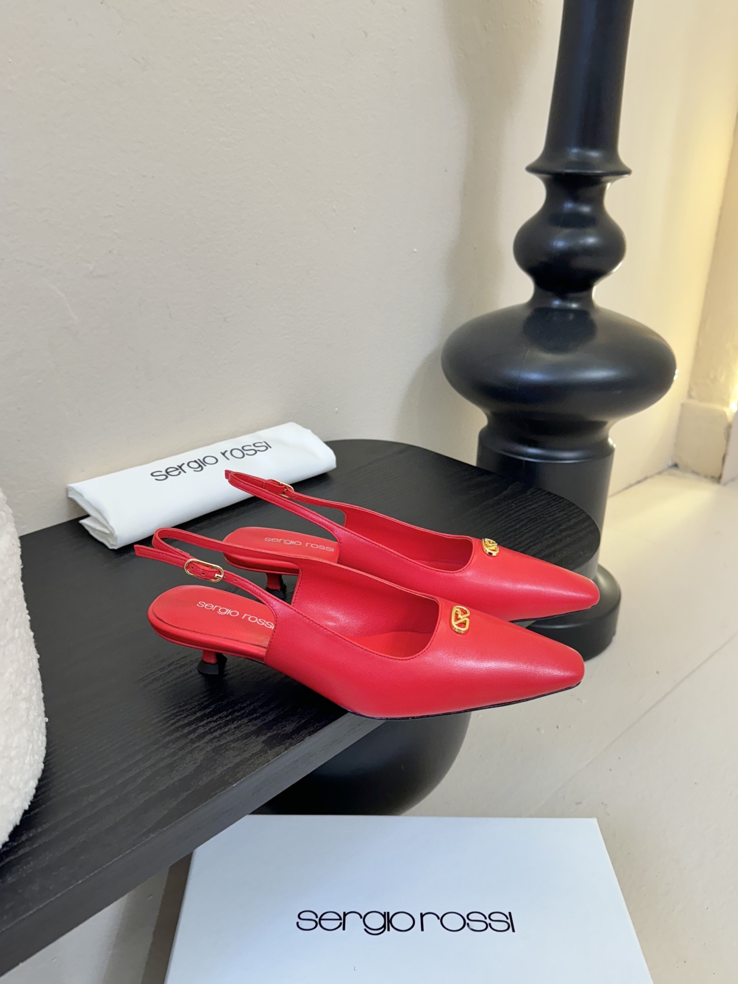 Sergio Rossi 塞乔•罗西 「Sr Diani」最新系列凉鞋純手工製作的金屬裝飾獨特風格更顯品