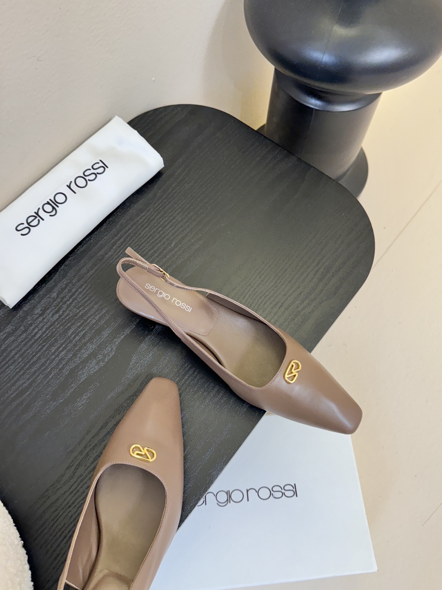 Sergio Rossi 塞乔•罗西 「Sr Diani」最新系列凉鞋純手工製作的金屬裝飾獨特風格更顯品