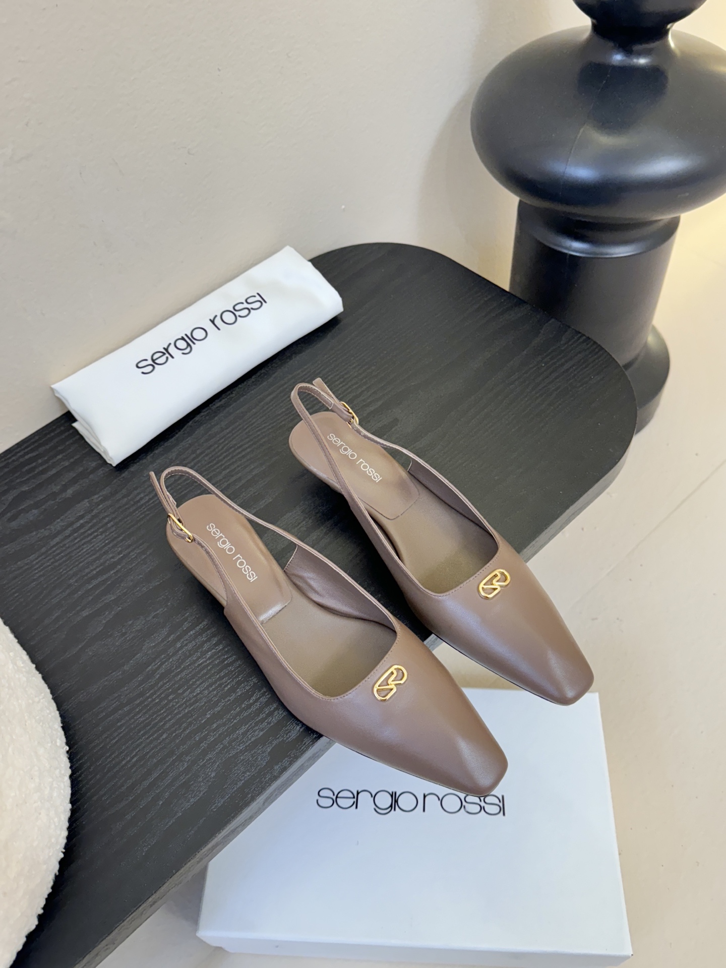 NO:725118,Sergio Rossi Sergio Rossi's latest series of 'Sr Diani' sandals. Purely handmade metal decoration. The unique style enhances the brand's charm. The small round toe and sheepskin material wrap the feet to increase comfort. Highly brand-recognizable, the most understanding of women's heart-friendly shoes. Supports aura. Comfortable lambskin material. Noble temperament. Gold hardware accessories are particularly beautiful. High-end sense. Italian genuine leather outsole. Imported sheepskin lining. Fits the foot and is comfortable. Italian imported genuine leather soles, sandals, sandals, sheepskin, Leather soles19860909Sergio Rossi 塞乔罗西 「Sr Diani」最新系列凉鞋 純手工製作的金屬裝飾 獨特風格更顯品牌魅力 小圓頭和羊皮材質包裹腳部提升舒適度 极具品牌辨识度,最懂女人心无死角的美鞋 撑起气场 舒适小羊皮 材质 气质高贵 金色五金配饰 特别美 高级感 意大利真皮大底  进口羊皮内里 贴脚 舒适 意大利进口真皮大底,凉鞋单鞋,sandals,sheepskin,Leather soles,Women's Shoes