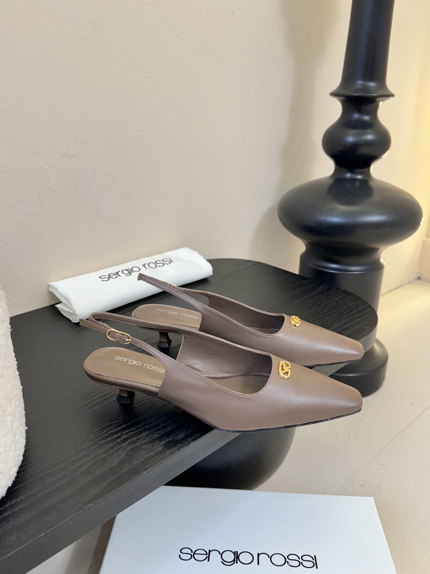 Sergio Rossi 塞乔•罗西 「Sr Diani」最新系列凉鞋純手工製作的金屬裝飾獨特風格更顯品