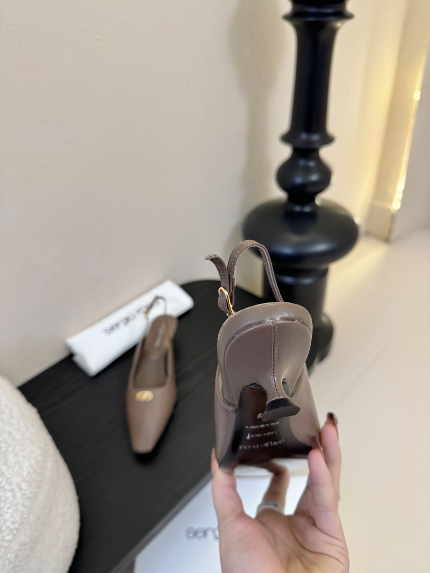 Sergio Rossi 塞乔•罗西 「Sr Diani」最新系列凉鞋純手工製作的金屬裝飾獨特風格更顯品