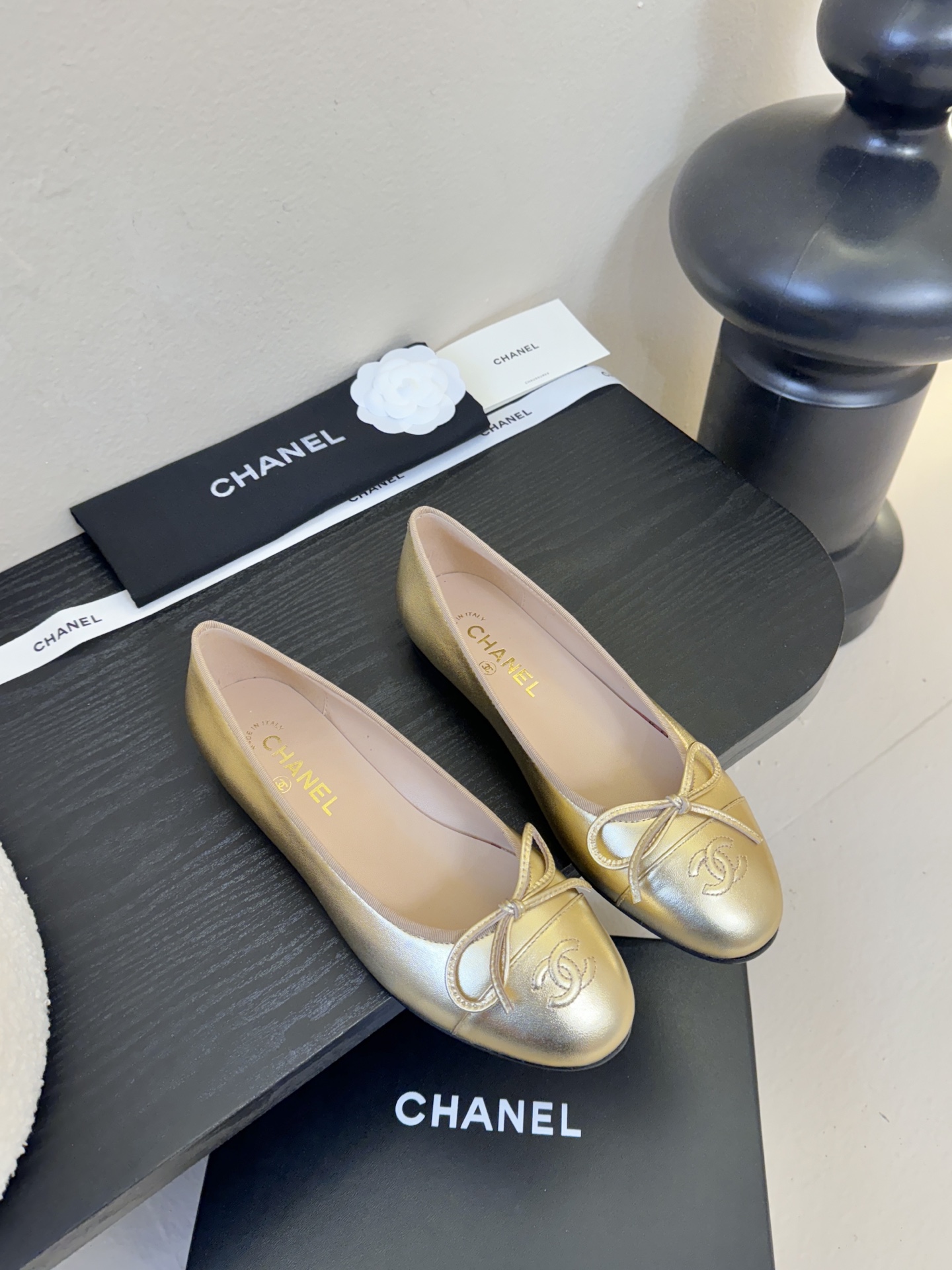 NO:725164,Chanel small fragrant style square toe color-blocked French rhinestone buckle strap granny shoes shallow mouth Mary Jane shoes!  !  Each pair of CHANEL's exquisite shoes is completed by talented shoe craftsmen who work together to complete the lasting, cutting, sewing and other processes to create an eternal classic symbol. It is spliced with soft sheepskin, and the sheepskin surface is soft and comfortable. The small square toe is very refined, the square toe is shallow and the feet are slim, the French style design is a versatile Mary Jane style, breathable and comfortable without stuffing the feet, soft fit without rubbing the feet. It is so beautiful and beautiful. Classic color matching for thousands of years.  The soft sheepskin is super comfortable and soft. It feels so comfortable that you want to wear it through time and don’t want to take it off. Recommended material: The upper is made of imported mixed sheepskin, the lining is mixed sheepskin, and the outsole is genuine leather. Size: 35-39 4041 customization, ballet shoes, chanel, chanel, mary jane, sheepskin, Leather soles19860909Chanel小香风方头拼色法式水钻一字扣带奶奶鞋浅口玛丽珍鞋！！ 香奈儿CHANEL每一双精致鞋履都经过才华横溢的鞋艺师们将制楦、裁剪、缝合等工序分工协作完成,创造永恒经典象征. 软羊皮拼接,羊皮面柔软舒适. 小方头打造精致度非常高,方头浅口显脚瘦,法式小香风设计,日常百搭玛丽珍款,透气舒适不闷脚,柔软贴合不磨脚. 真是太美太好看了 万年经典配色 软软的羊皮超级舒服 柔软 舒越穿越想穿 不想脱掉的感觉 推荐 材质鞋面采用进口混种羊皮 内里混种羊皮 大底真皮大底. 码数: 35-39 4041定制,芭蕾舞鞋,chanel,chanel,mary jane,sheepskin,Leather soles,Women's Shoes