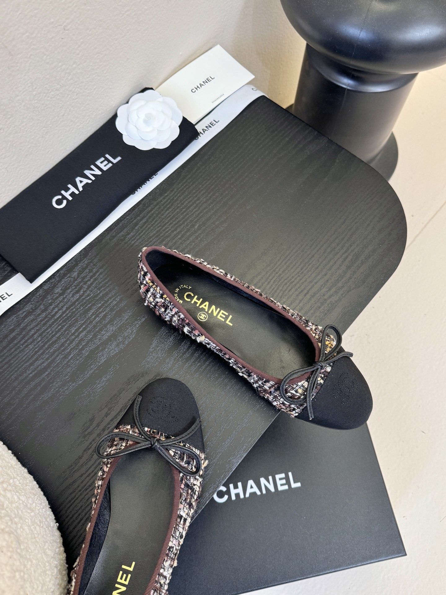 Chanel小香风方头拼色法式奶奶鞋浅口玛丽珍鞋！！香奈儿CHANEL每一双精致鞋履都经过才华横溢的鞋艺