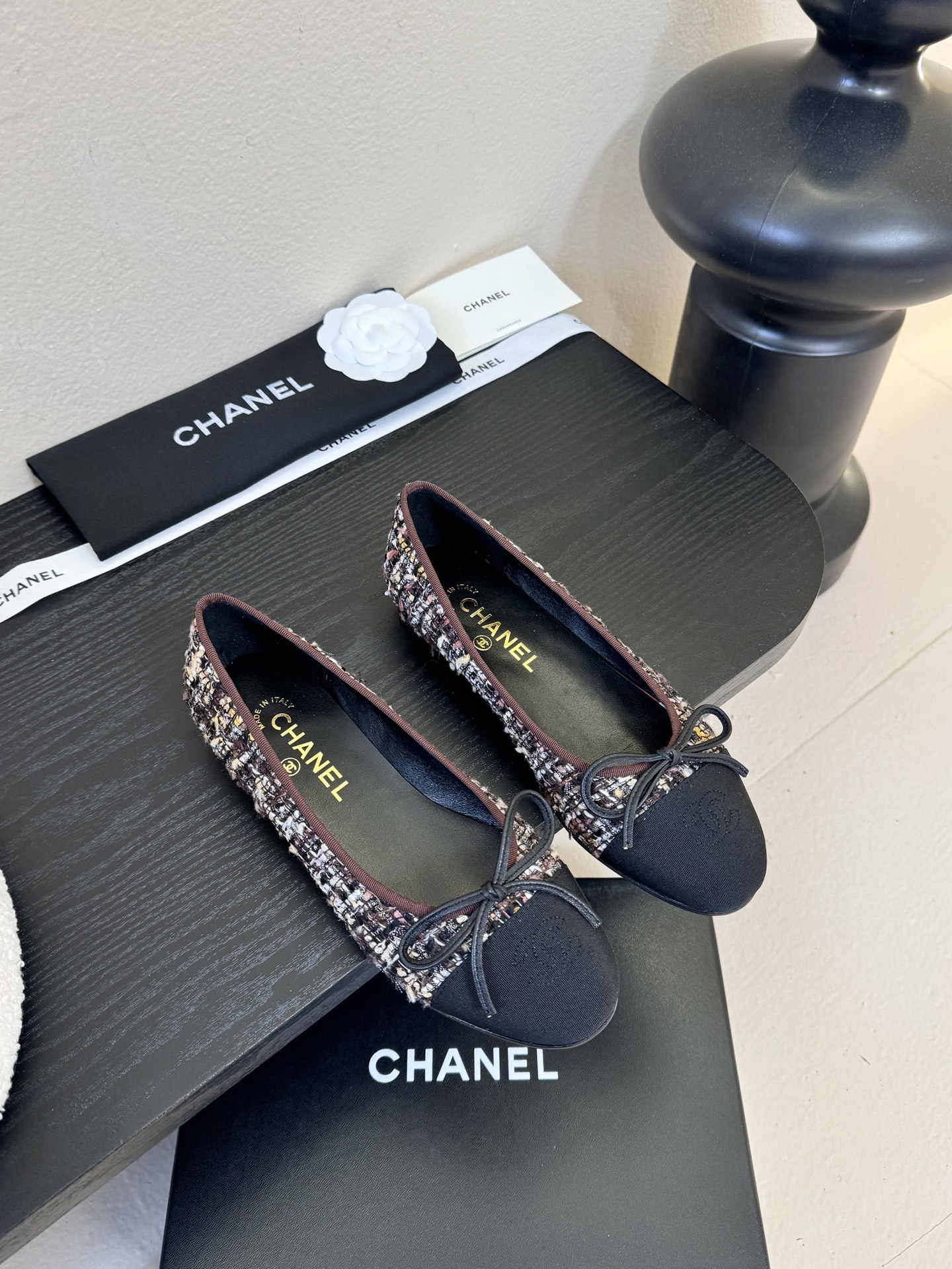 Chanel小香风方头拼色法式奶奶鞋浅口玛丽珍鞋！！香奈儿CHANEL每一双精致鞋履都经过才华横溢的鞋艺