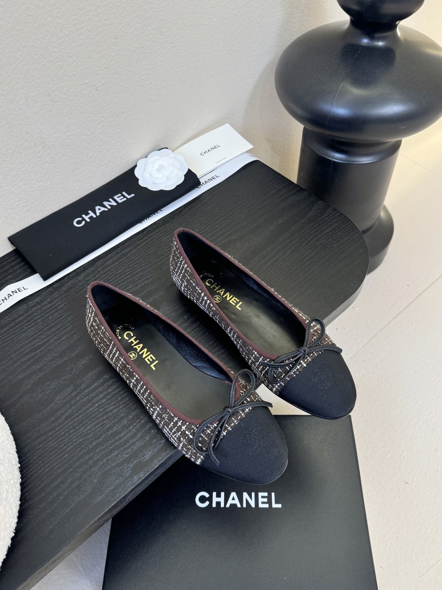 Chanel小香风方头拼色法式奶奶鞋浅口玛丽珍鞋！！香奈儿CHANEL每一双精致鞋履都经过才华横溢的鞋艺