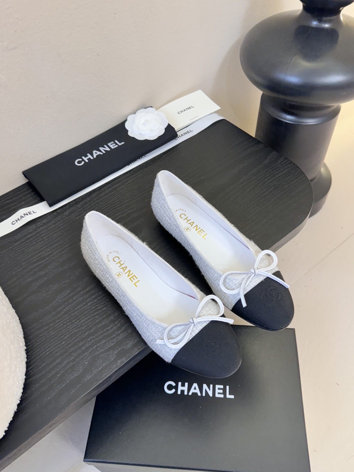 Chanel小香风方头拼色法式奶奶鞋浅口玛丽珍鞋！！香奈儿CHANEL每一双精致鞋履都经过才华横溢的鞋艺