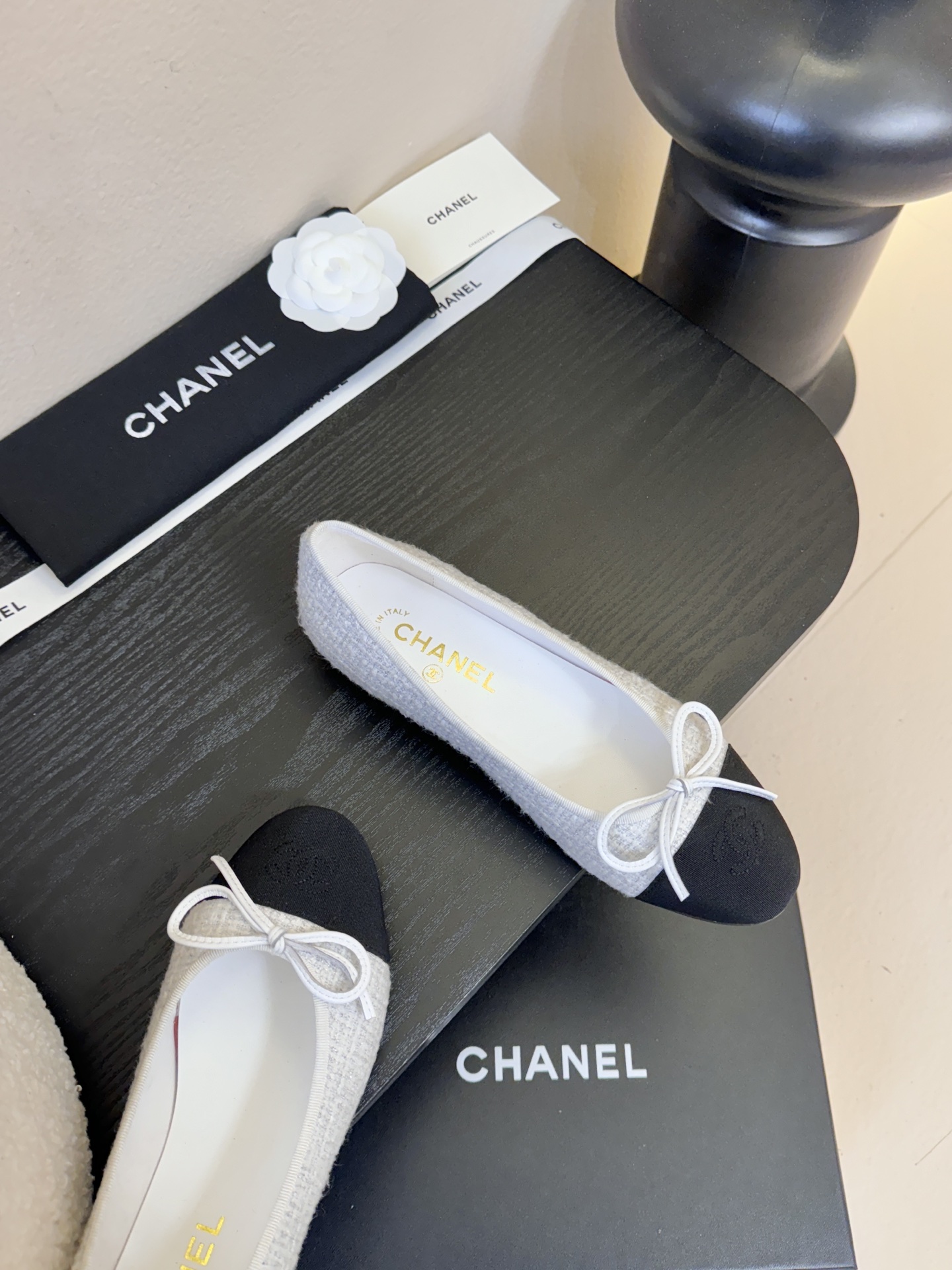 Chanel小香风方头拼色法式奶奶鞋浅口玛丽珍鞋！！香奈儿CHANEL每一双精致鞋履都经过才华横溢的鞋艺