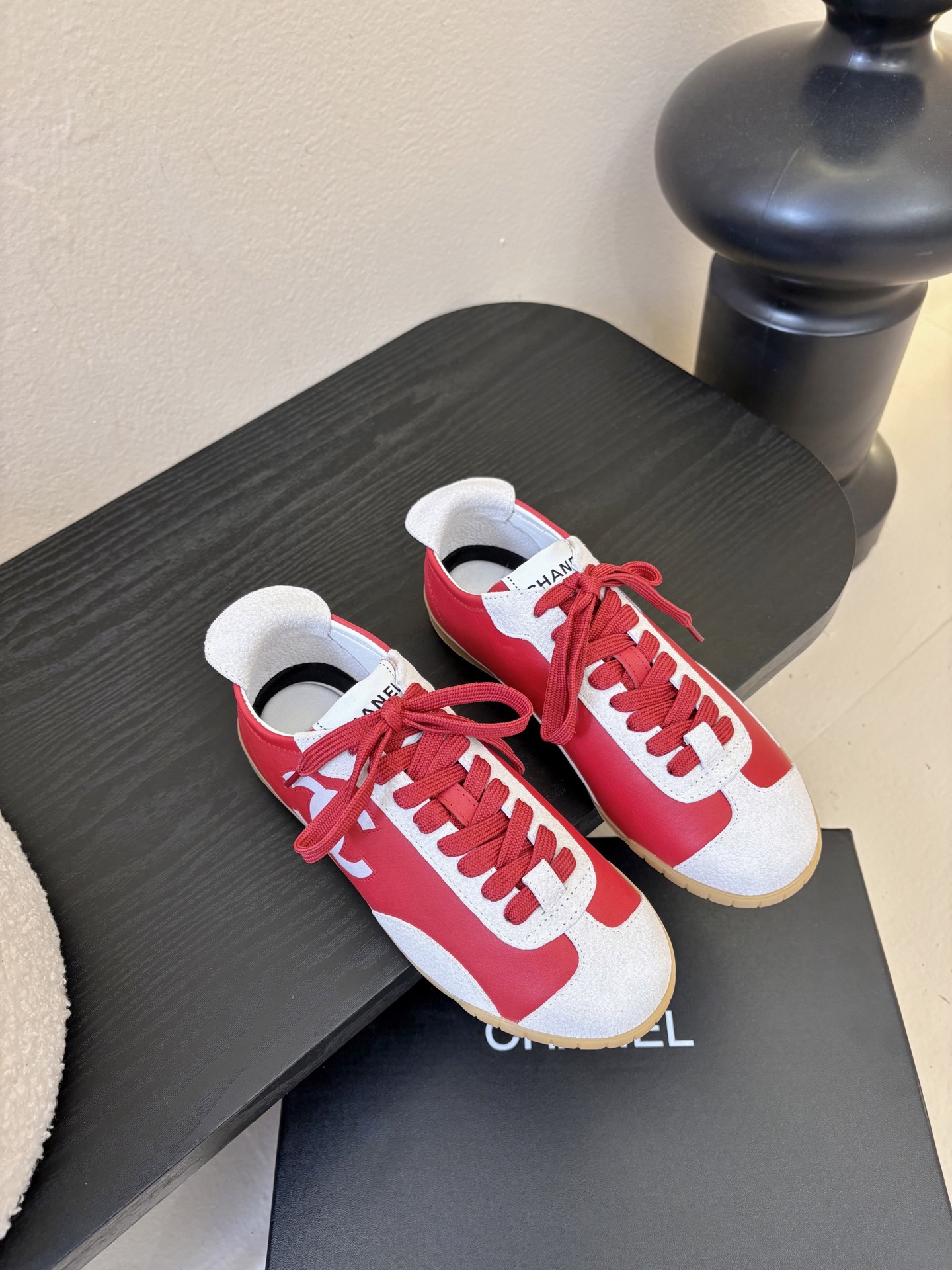 Chane*26ss早春新款复古德训鞋运动鞋休闲鞋鞋身侧面的刺绣，是低调却极具辨识度的品牌符号，细节处彰