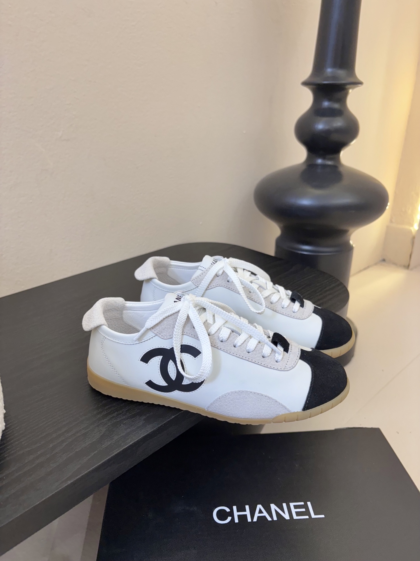 Chane*26ss早春新款复古德训鞋运动鞋休闲鞋鞋身侧面的刺绣，是低调却极具辨识度的品牌符号，细节处彰