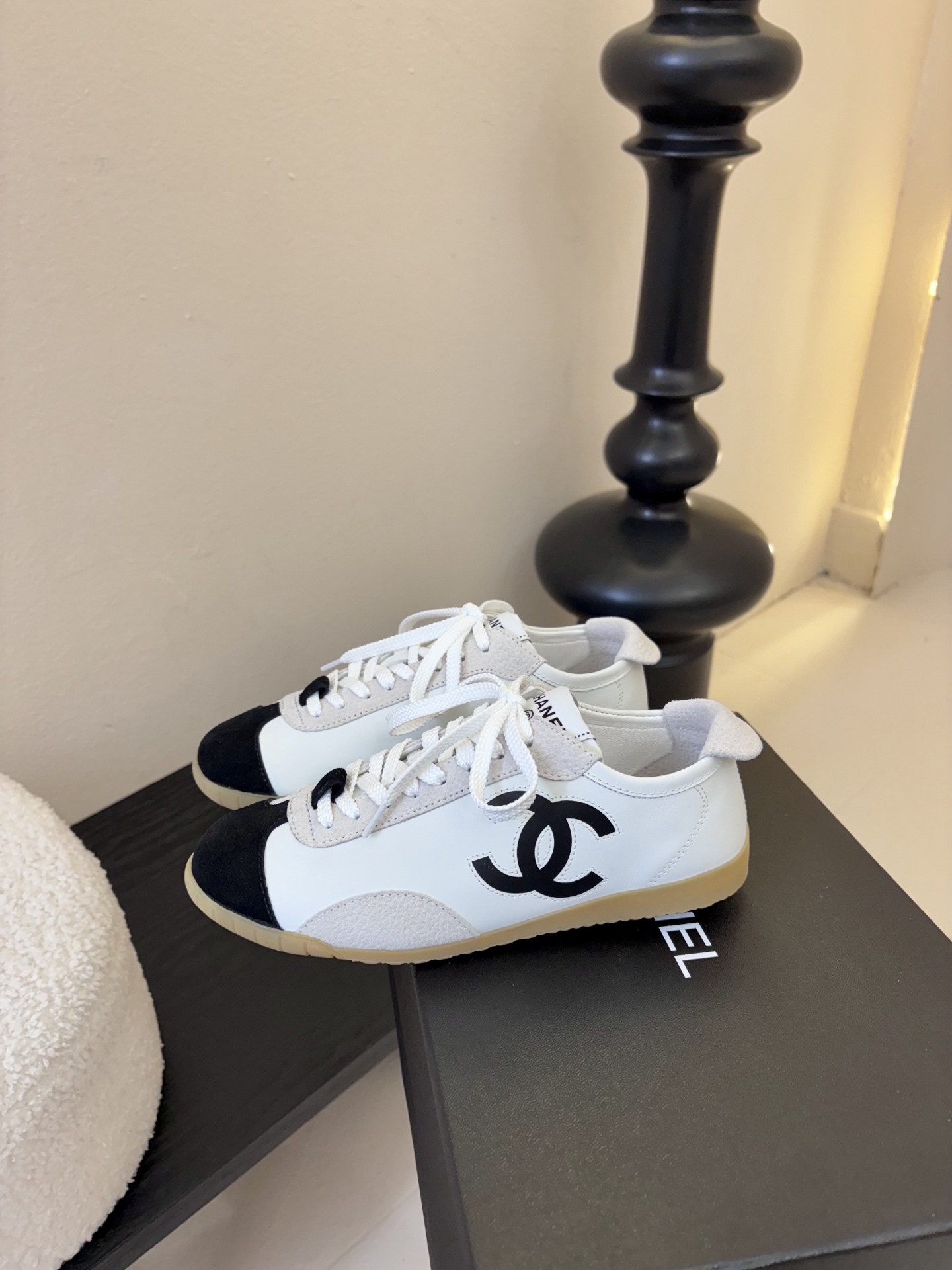 Chane*26ss早春新款复古德训鞋运动鞋休闲鞋鞋身侧面的刺绣，是低调却极具辨识度的品牌符号，细节处彰