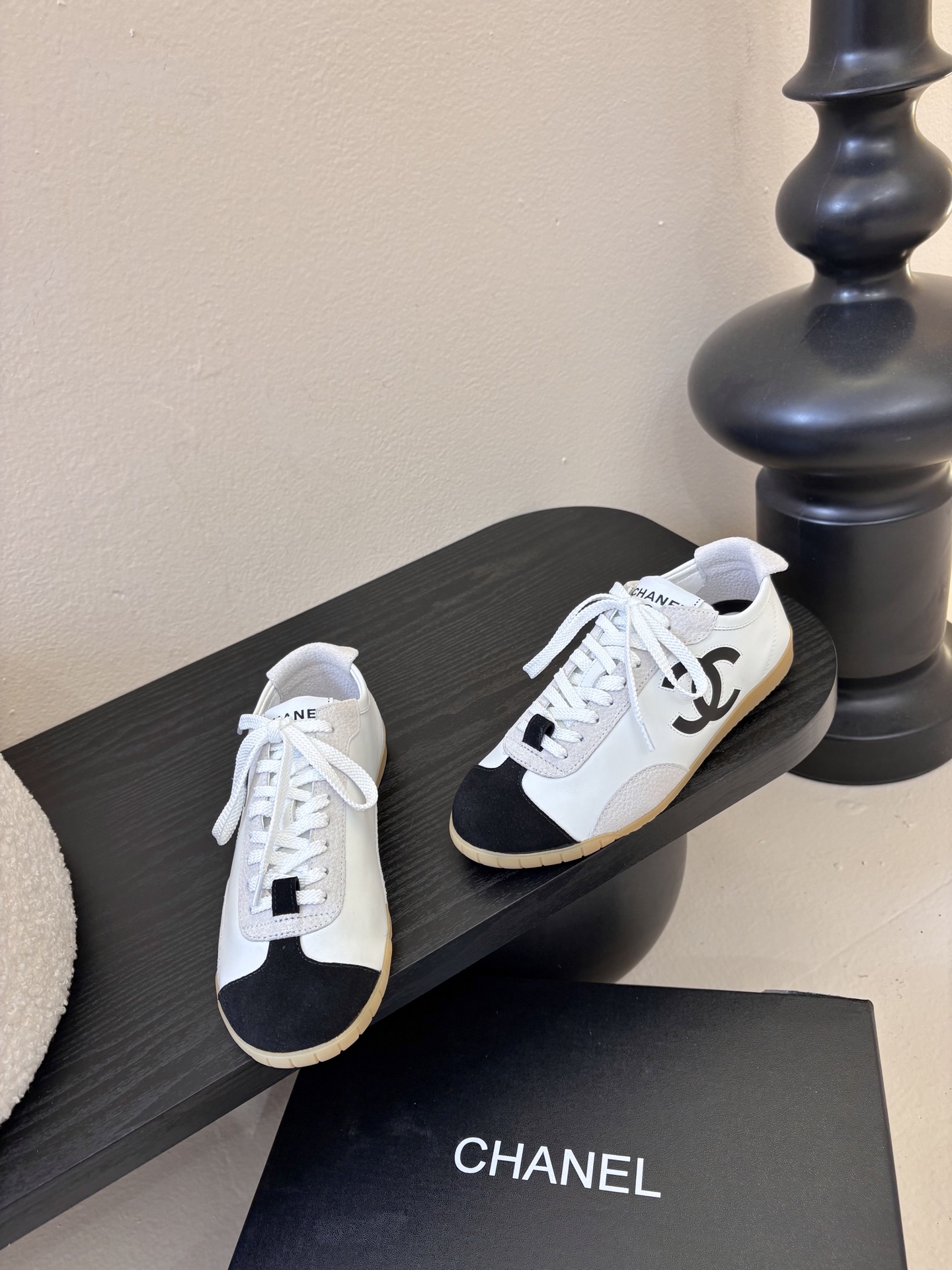 Chane*26ss早春新款复古德训鞋运动鞋休闲鞋鞋身侧面的刺绣，是低调却极具辨识度的品牌符号，细节处彰