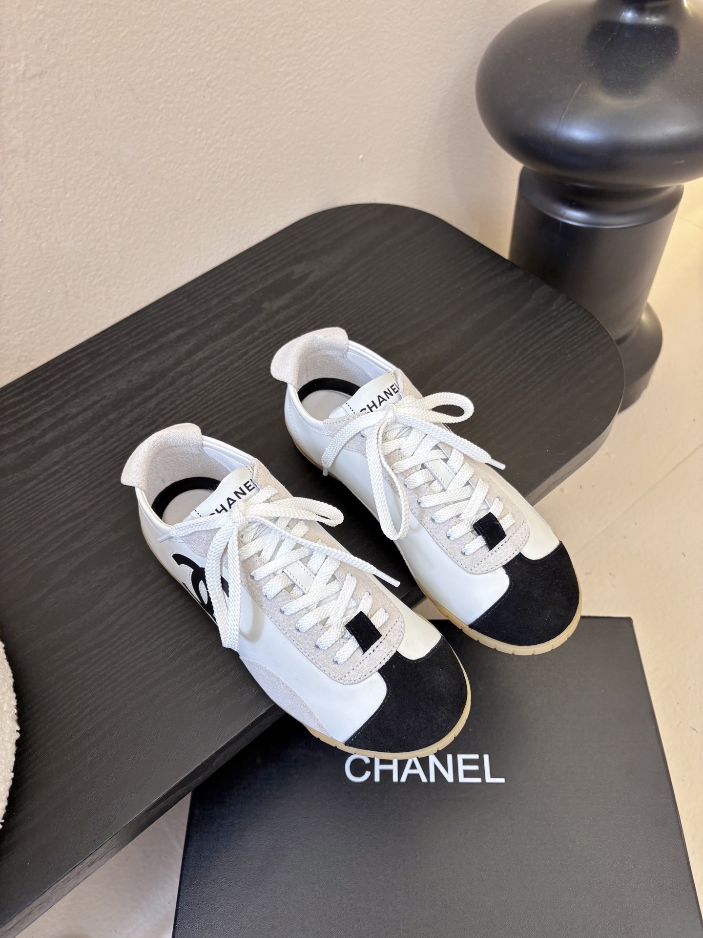 Chane*26ss早春新款复古德训鞋运动鞋休闲鞋鞋身侧面的刺绣，是低调却极具辨识度的品牌符号，细节处彰