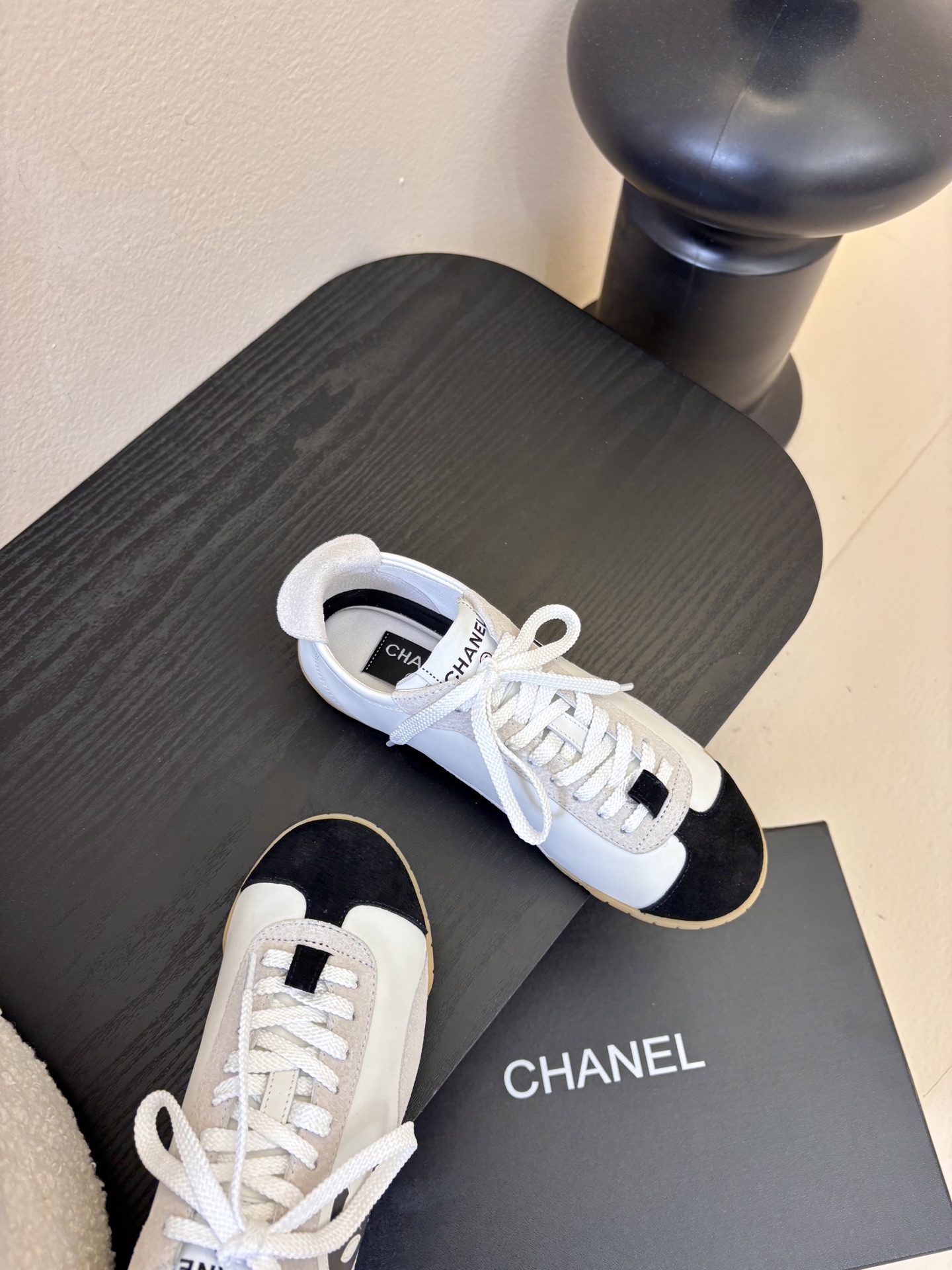 Chane*26ss早春新款复古德训鞋运动鞋休闲鞋鞋身侧面的刺绣，是低调却极具辨识度的品牌符号，细节处彰