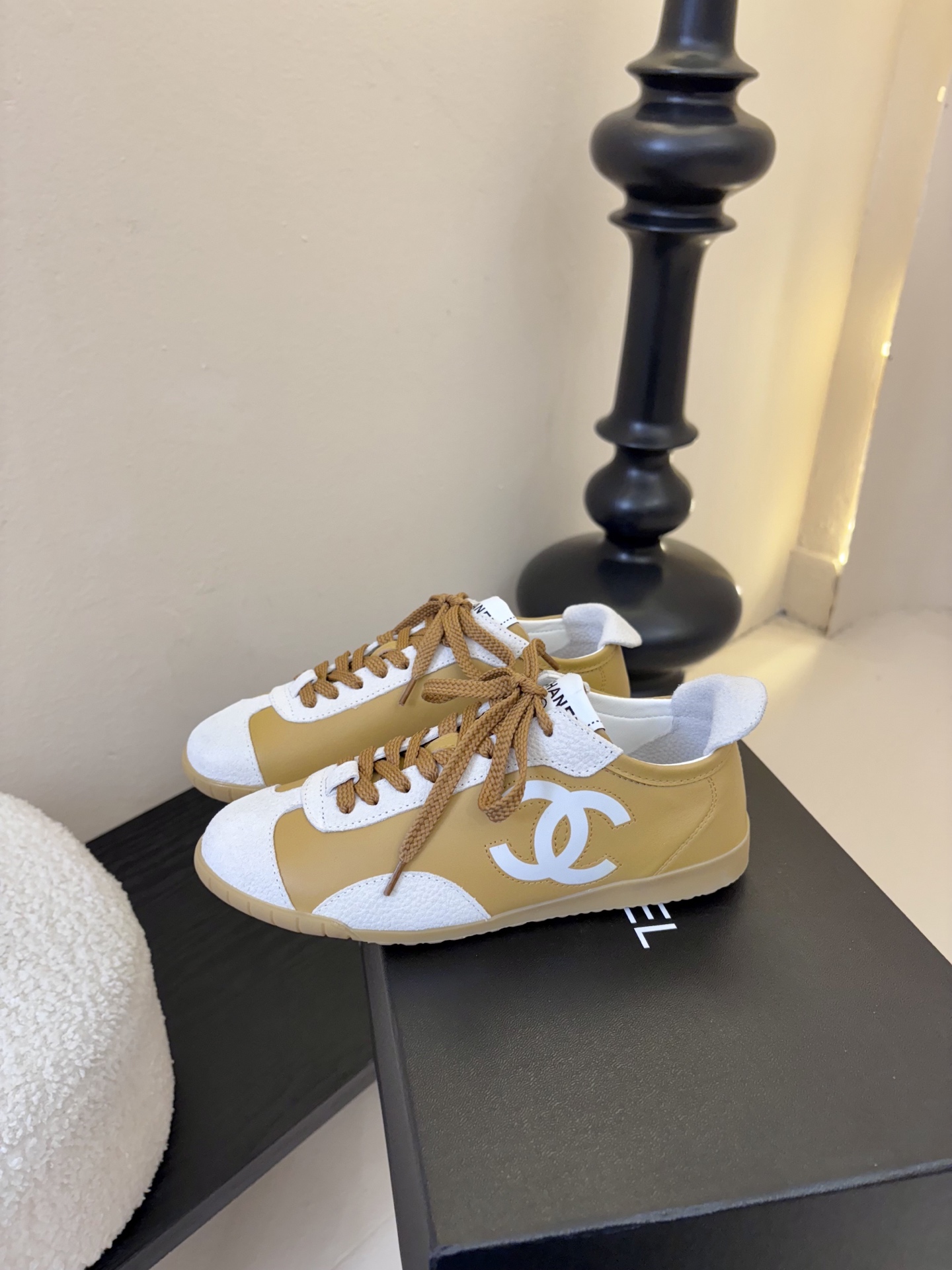 Chane*26ss早春新款复古德训鞋运动鞋休闲鞋鞋身侧面的刺绣，是低调却极具辨识度的品牌符号，细节处彰