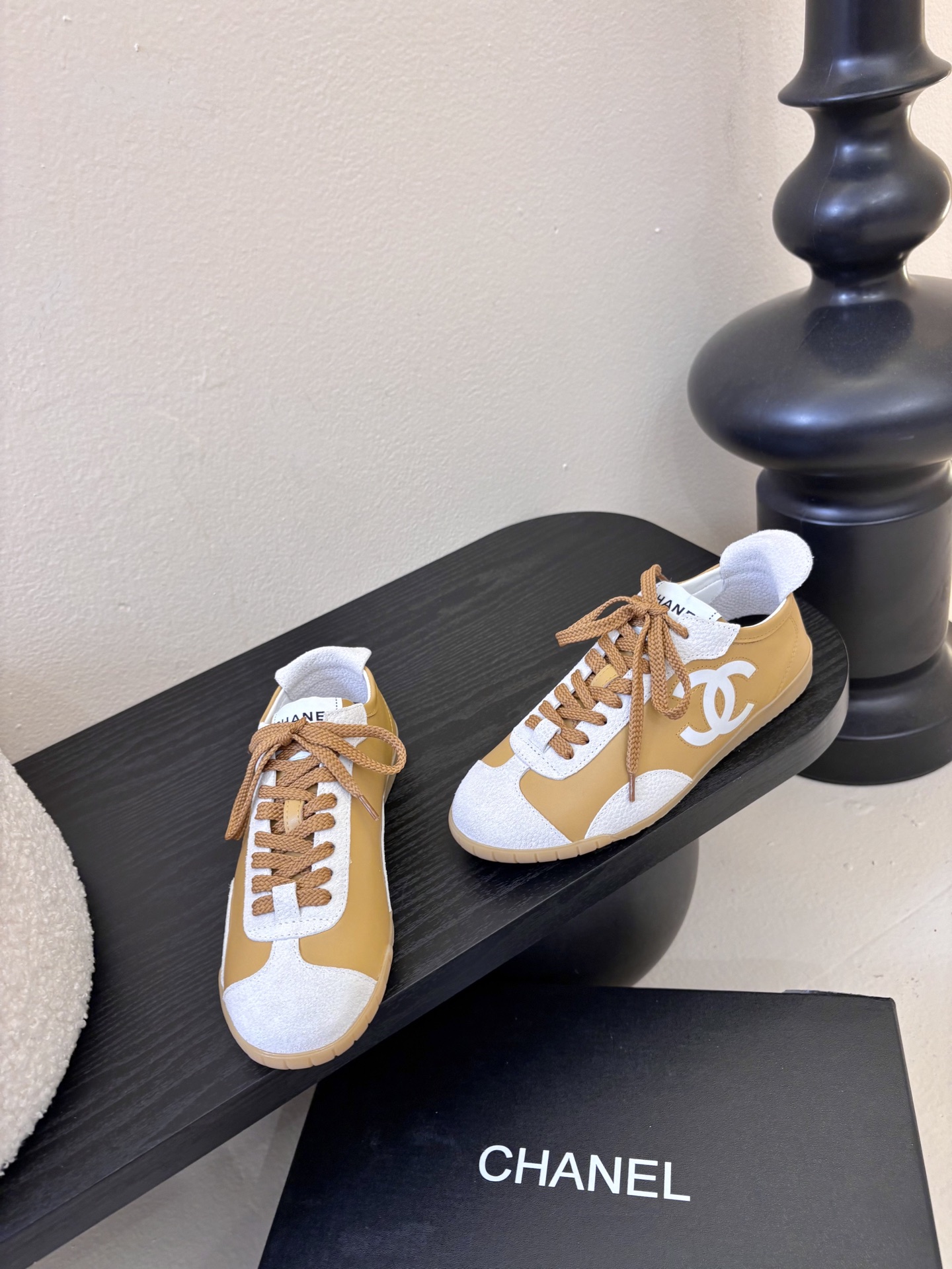 Chane*26ss早春新款复古德训鞋运动鞋休闲鞋鞋身侧面的刺绣，是低调却极具辨识度的品牌符号，细节处彰