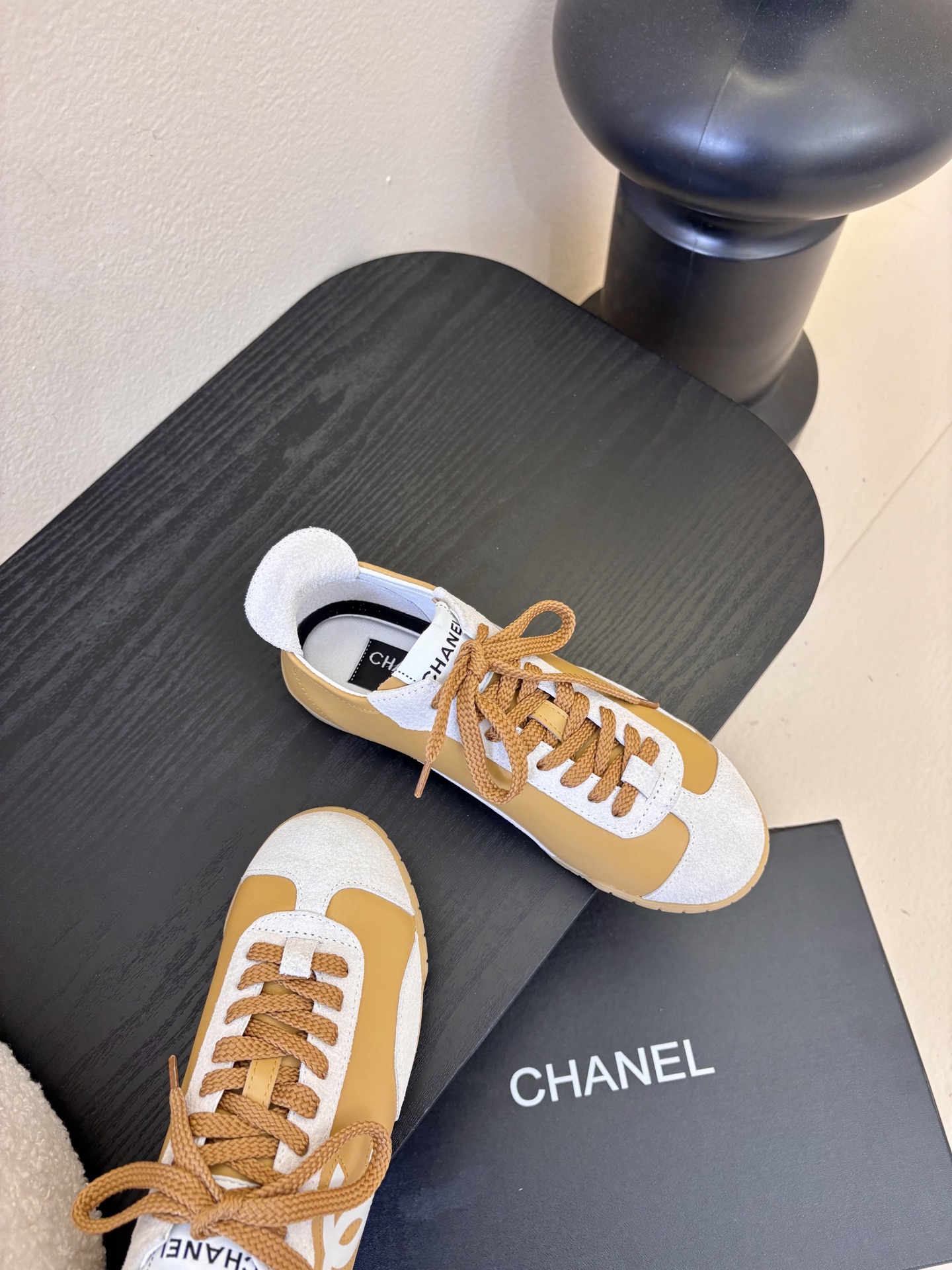 Chane*26ss早春新款复古德训鞋运动鞋休闲鞋鞋身侧面的刺绣，是低调却极具辨识度的品牌符号，细节处彰