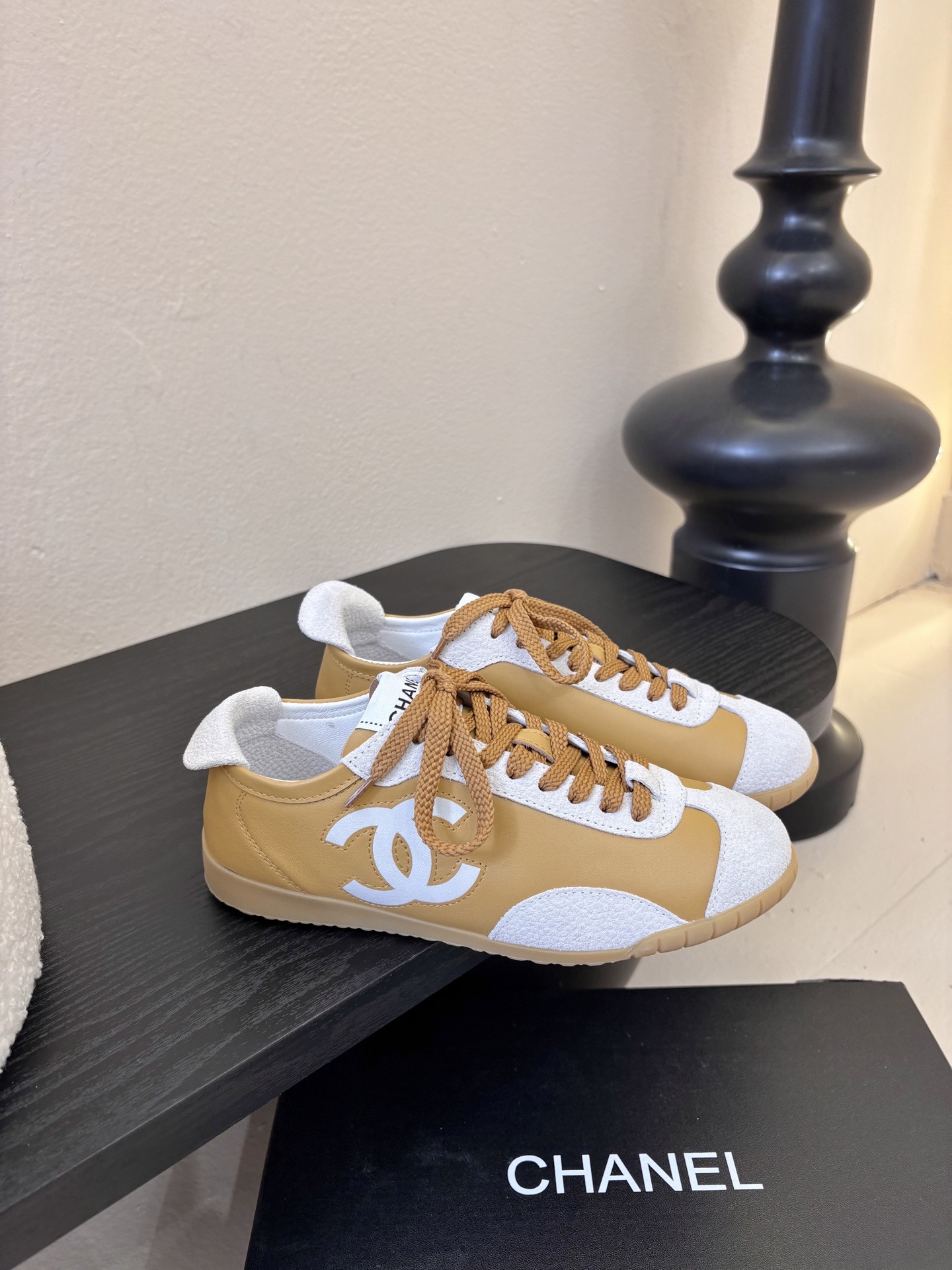 Chane*26ss早春新款复古德训鞋运动鞋休闲鞋鞋身侧面的刺绣，是低调却极具辨识度的品牌符号，细节处彰