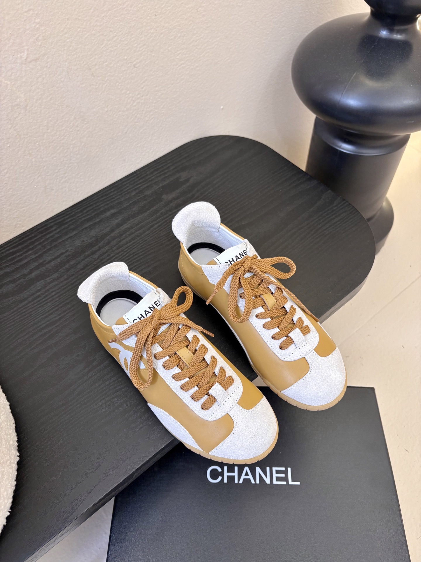 Chane*26ss早春新款复古德训鞋运动鞋休闲鞋鞋身侧面的刺绣，是低调却极具辨识度的品牌符号，细节处彰