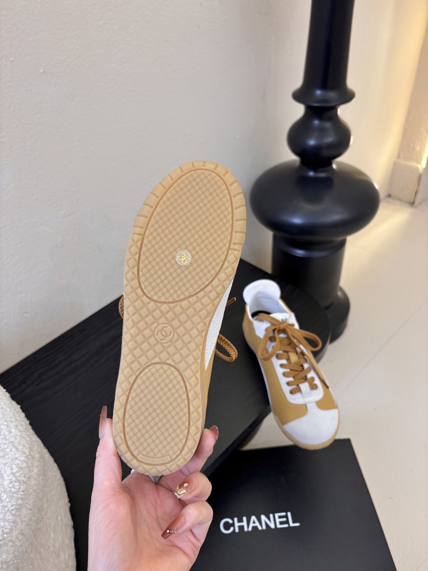 Chane*26ss早春新款复古德训鞋运动鞋休闲鞋鞋身侧面的刺绣，是低调却极具辨识度的品牌符号，细节处彰