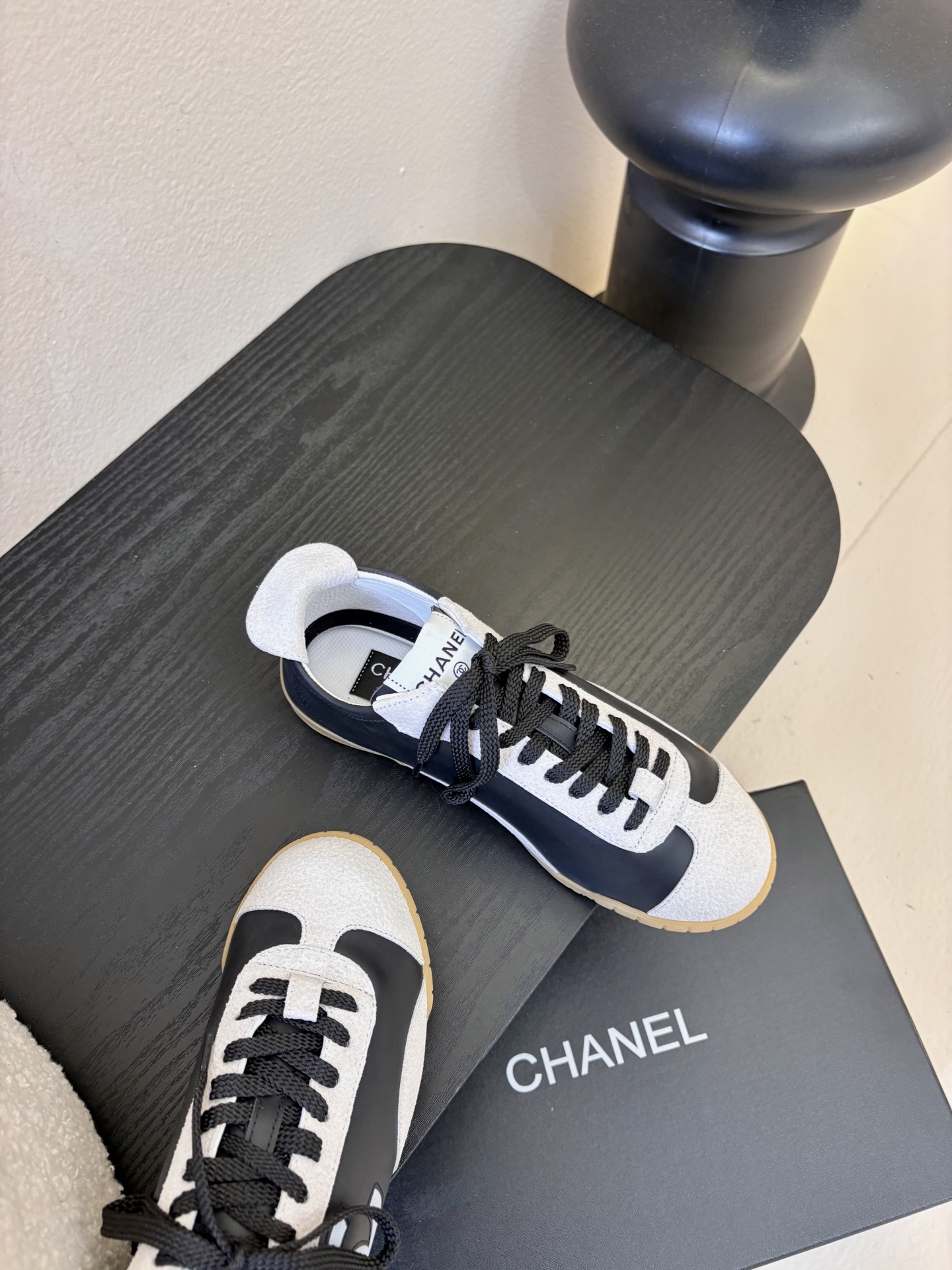 Chane*26ss早春新款复古德训鞋运动鞋休闲鞋鞋身侧面的刺绣，是低调却极具辨识度的品牌符号，细节处彰