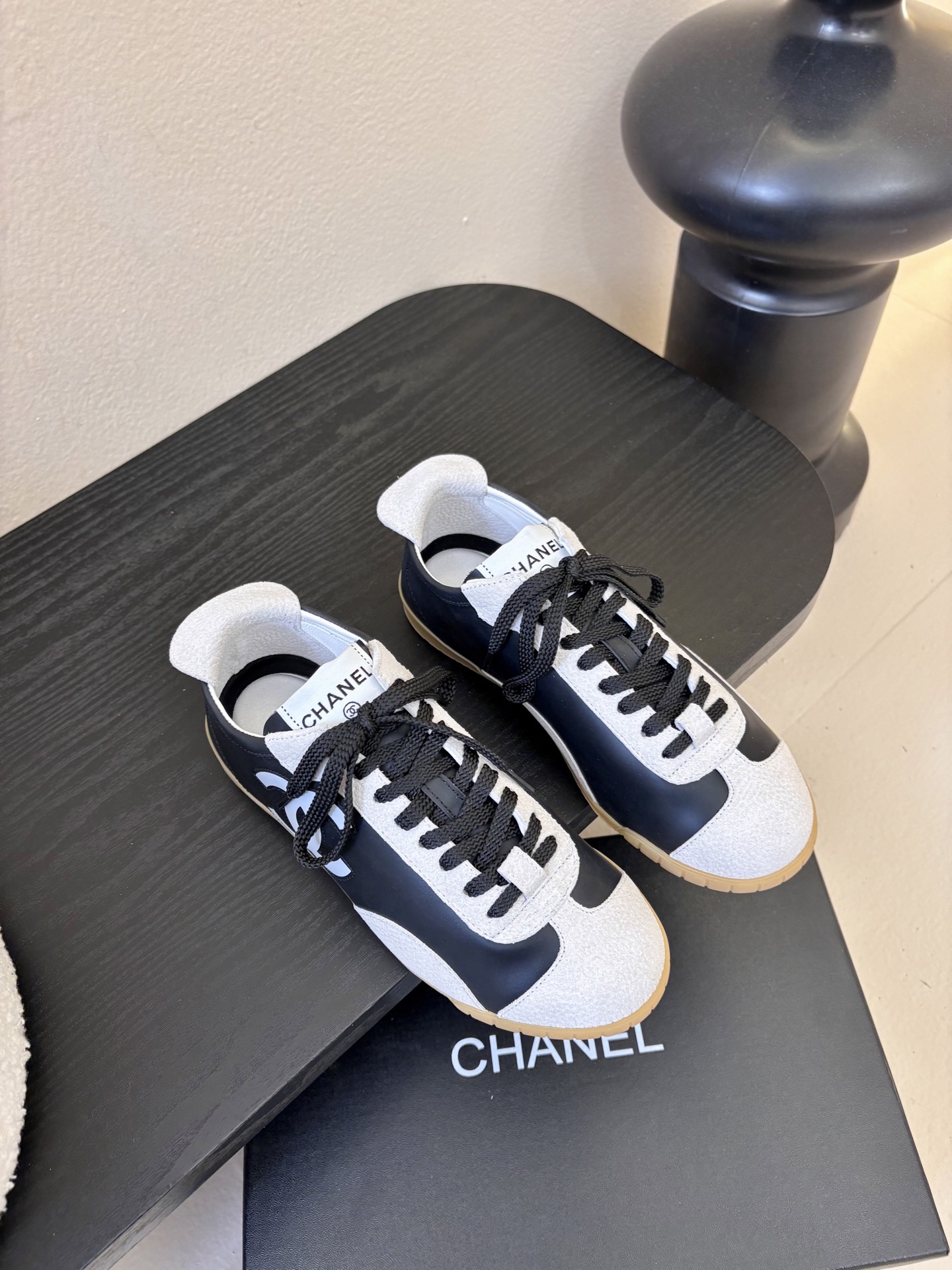 NO:725154,Chane*26ss early spring new retro moral training shoes, sports shoes and casual shoes. The embroidery on the side of the shoe is a low-key but highly recognizable brand symbol, and the details highlight the luxurious texture. It uses a natural rubber outsole, which is non-slip and wear-resistant and has a retro matte texture. The built-in cushioning layer takes into account both styling and walking comfort.  Combining Chanel's classic aesthetics and retro sports style, it is the core item to create 'old money style' and 'intellectual style'. Whether it is daily commuting, afternoon tea dates or short trips, these shoes can be easily controlled. They are 'universal shoes' that have both good looks and practicality. Upper frosted cowhide/silk cowhide, lining sheepskin, rubber sole, increased by 2.5cm  Size 39-41 (customized sizes 40 and 41 are not returnable), casual shoes/sports shoes, chanel, chanel, sneakers, cowhide, sheepskin19860909Chane*26ss早春新款复古德训鞋运动鞋休闲鞋 鞋身侧面的刺绣,是低调却极具辨识度的品牌符号,细节处彰显奢华质感.采用天然生胶大底,防滑耐磨且自带复古哑光质感,内置缓震层兼顾了造型感与行走舒适度. 融合了香奈儿的经典美学与复古运动风,是打造“老钱风”“知识分子风”的核心单品.无论是日常通勤、下午茶约会还是短途旅行,这几款鞋都能轻松驾驭,是兼具颜值与实用性的“万能鞋款”. 鞋面磨砂牛皮/丝绸牛皮 内里羊皮 鞋底生胶大底 增高2.5cm Size39-41码（40、41码定制不退换）,休闲鞋/运动鞋,chanel,chanel,sneakers,cowhide,sheepskin,Women's Shoes