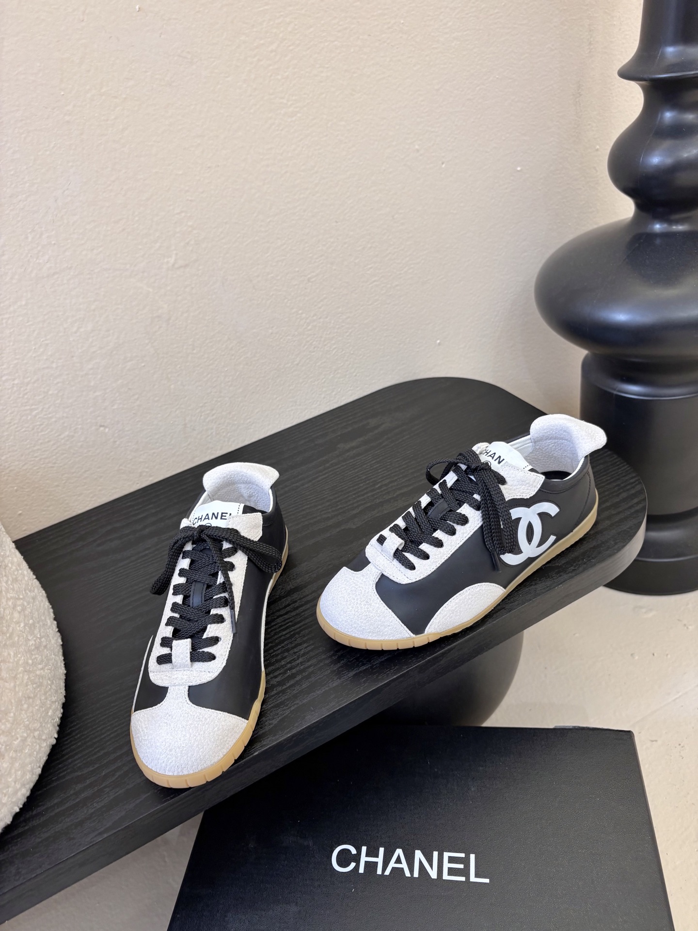 Chane*26ss早春新款复古德训鞋运动鞋休闲鞋鞋身侧面的刺绣，是低调却极具辨识度的品牌符号，细节处彰
