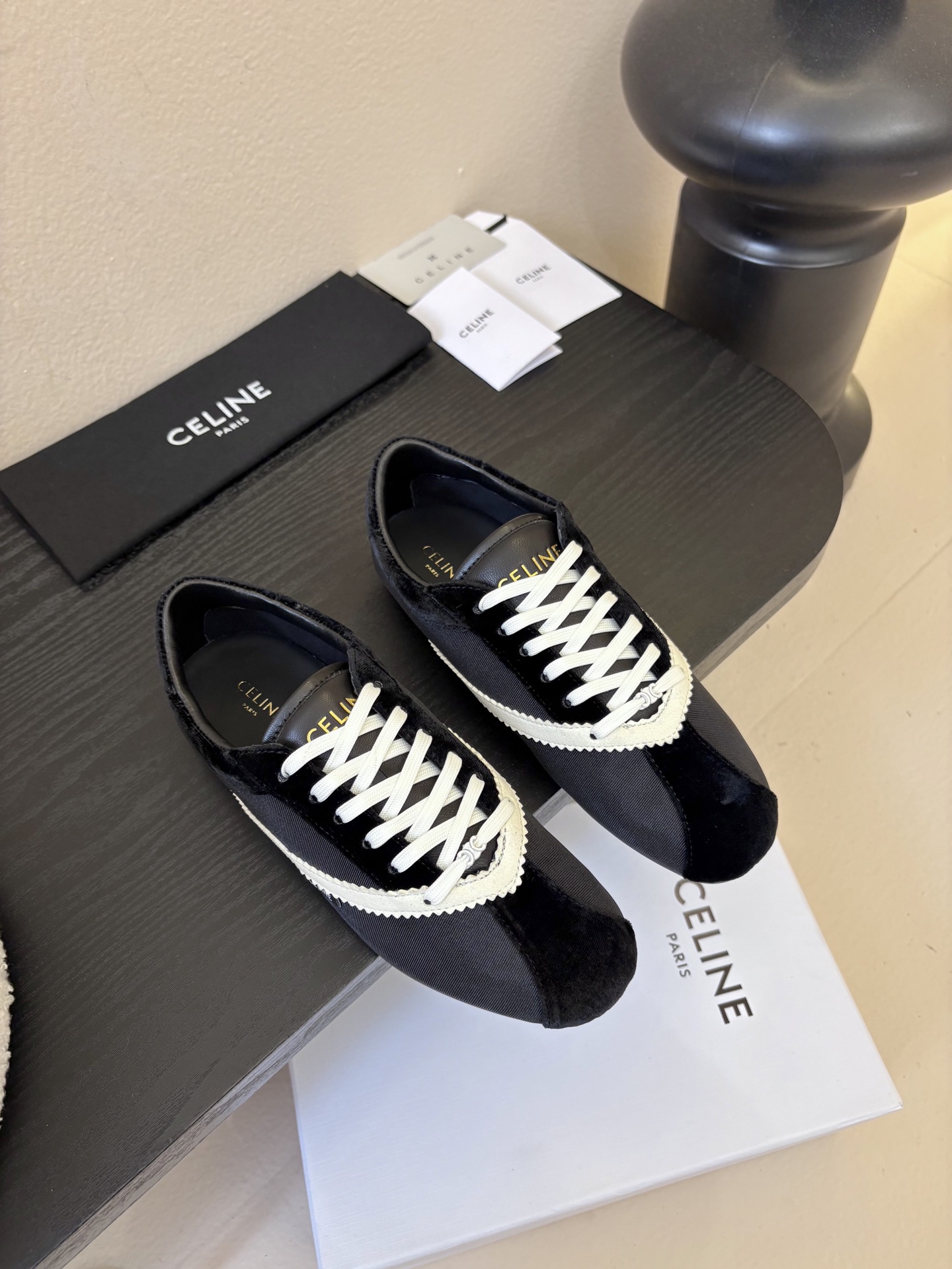 NO:725159,Celin*26ss new early spring flat ballet sneakers and casual shoes include flat ballet shoes and thick-soled casual shoes. The former are elegant and refined, while the latter are both comfortable and trendy, meeting the needs of different scenes. The shoe body is made of soft lambskin, and the toe is made of glossy patent leather, which is delicate and wear-resistant, with both breathability and gloss. Fatigue.  It can be paired with jeans, suit pants, dresses and other items, and is suitable for commuting, leisure, light social and other occasions. It can not only create a smart and sophisticated workplace look, but also create a casual and relaxed daily atmosphere with thick-soled models. It is an iconic item that is both practical and high-end. The upper is Shantung silk/cow suede, and the lining is sheepskin. The original rubber sole is increased by 2cm.  size 35-40 (customized size 40 is non-returnable), casual shoes/sports shoes, celine, sneakers, skirts, jeans, business suit, sheepskin19860909Celin*26ss早春新品平底芭蕾舞运动鞋休闲鞋 包含平底芭蕾鞋与厚底休闲鞋两款,前者优雅精致,后者兼具舒适与潮流感,满足不同场景需求.鞋身采用柔软小羊皮,鞋头使用亮面漆皮,触感细腻且耐磨,兼具透气性与光泽感. 疲劳. 可搭配牛仔裤、西装裤、连衣裙等单品,适配通勤、休闲、轻社交等多种场合.既能打造干练精致的职场造型,也能通过厚底款营造随性松弛的日常氛围,是兼具实用性与高级感的标志性单品. 鞋面山东绸/牛反绒 内里羊皮 大底原版橡胶底 增高2cm size35-40码（40码定制不退换）,休闲鞋/运动鞋,celine,sneakers,skirts,jeans,business suit,sheepskin,Women's Shoes