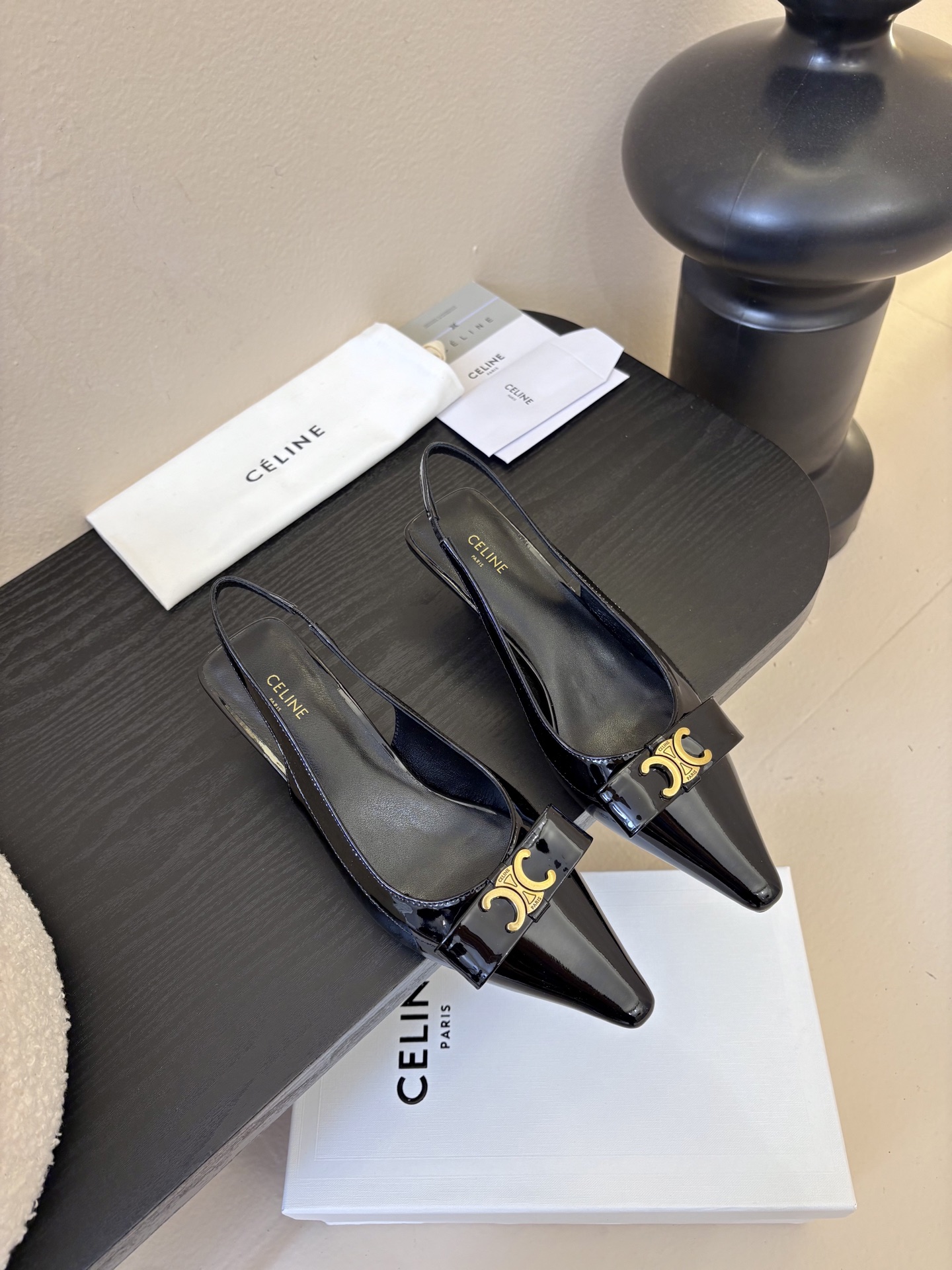 NO:725137,celine ss26 new arrival～ High version, non-market currency version C+ 26 spring and summer show slingback Arc de Triomphe fastener, retro and fashionable, small pointed toe matching, just right kitten heel, comfortable and elegant. The upper is made of cow patent leather, lining sheepskin, genuine leather outsole size 35-41 (40.41. Customized, non-refundable) celine ss26 new arrival～ High version, non-market currency version C+  26 spring and summer show style slingback Arc de Triomphe fastener, retro and fashionable, small pointed toe, just right kitten heel, comfortable and elegant, upper made of cow patent leather, sheepskin lining, genuine leather outsole, size 35-41 (40.41. Customized, non-returnable), high heels and sandals, celine, sandals, high heels, sheepskin, Leather soles19860909celine ss26 new arrival～ 高版本的,非市场通货版本 C+ 26春夏秀款slingback 凯旋门扣件,复古时髦 小尖头搭配 刚刚好的小猫跟,舒适优雅 鞋面采用牛漆皮 内里羊皮 真皮大底 size 35-41（40.41.定制不退换） celine ss26 new arrival～ 高版本的,非市场通货版本 C+ 26春夏秀款slingback 凯旋门扣件,复古时髦 小尖头搭配 刚刚好的小猫跟,舒适优雅 鞋面采用牛漆皮 内里羊皮 真皮大底 size 35-41（40.41.定制不退换）,高跟鞋凉鞋,celine,sandals,high heels,sheepskin,Leather soles,Women's Shoes